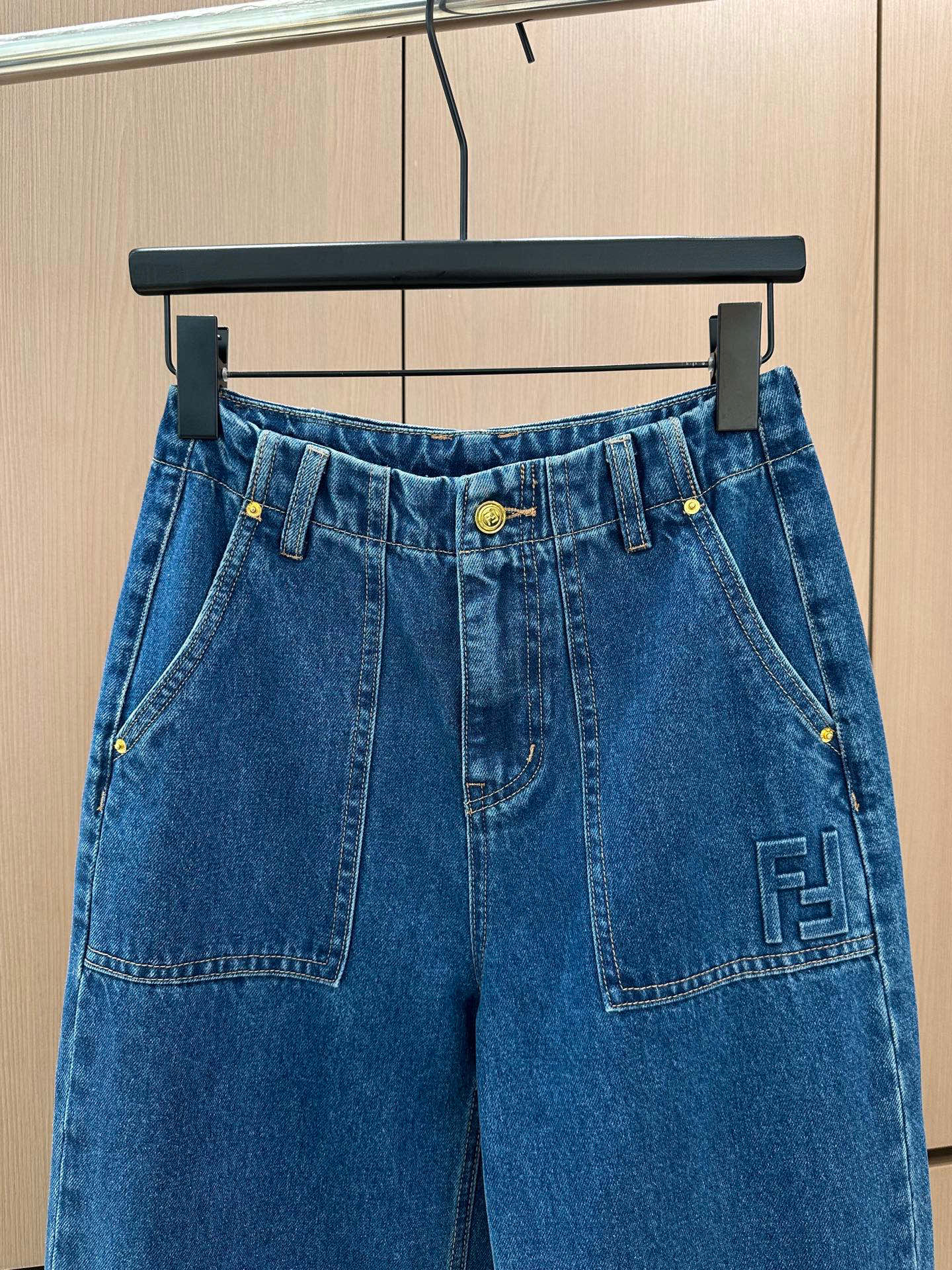 🛒𝐍𝐄𝐖 · 𝟐𝟎𝟐5/爆款现货设计师 原创｜女神同款FF压花牛仔裤 这款牛仔裤选用优质面料，工艺洗水，