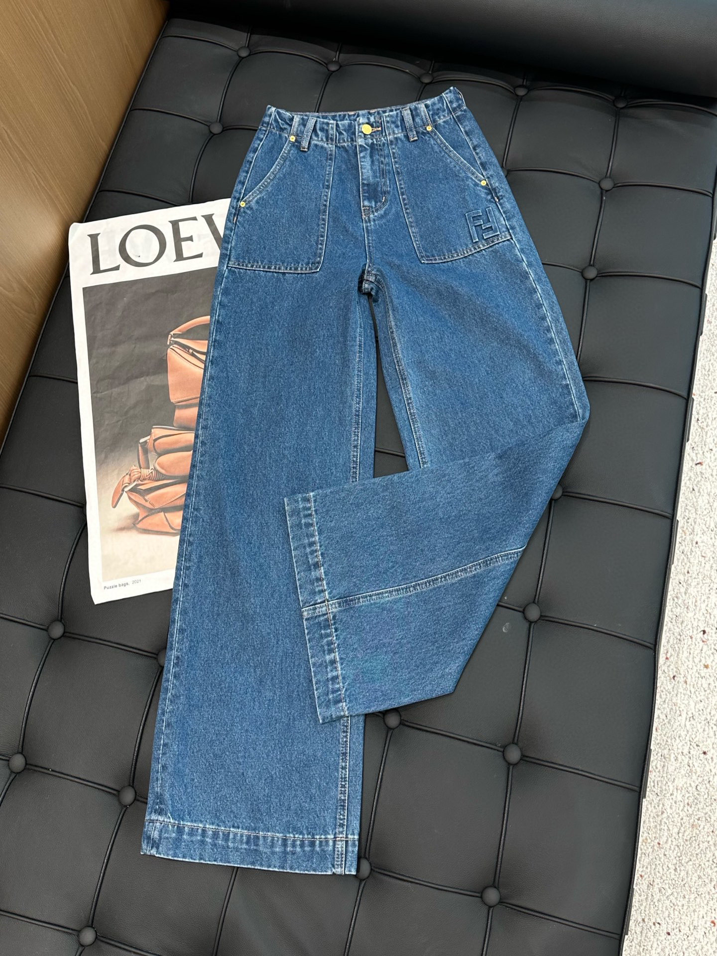 🛒𝐍𝐄𝐖 · 𝟐𝟎𝟐5/爆款现货设计师 原创｜女神同款FF压花牛仔裤 这款牛仔裤选用优质面料，工艺洗水，