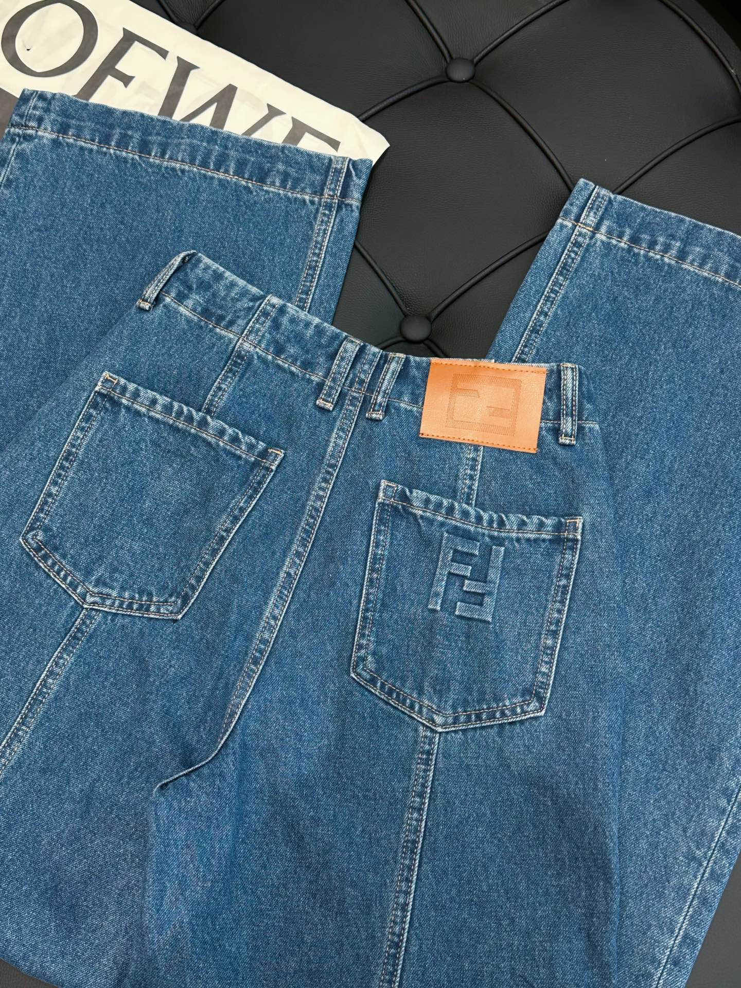 🛒𝐍𝐄𝐖 · 𝟐𝟎𝟐5/爆款现货设计师 原创｜女神同款FF压花牛仔裤 这款牛仔裤选用优质面料，工艺洗水，