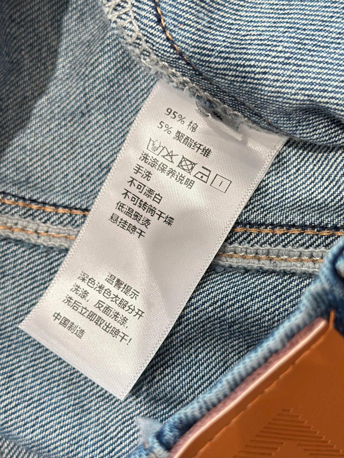 🛒𝐍𝐄𝐖 · 𝟐𝟎𝟐5/爆款现货设计师 原创｜女神同款FF压花牛仔裤 这款牛仔裤选用优质面料，工艺洗水，