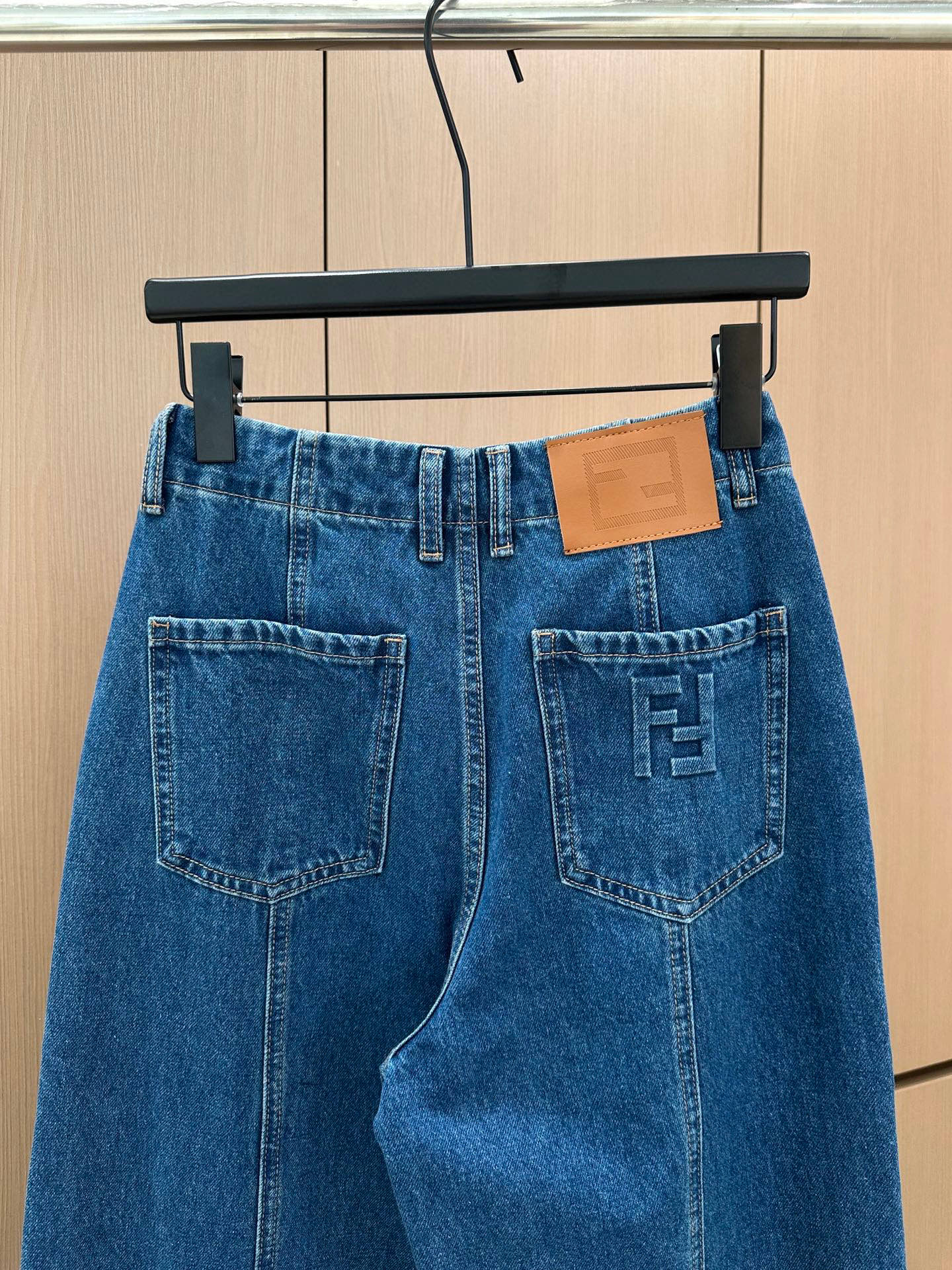 🛒𝐍𝐄𝐖 · 𝟐𝟎𝟐5/爆款现货设计师 原创｜女神同款FF压花牛仔裤 这款牛仔裤选用优质面料，工艺洗水，