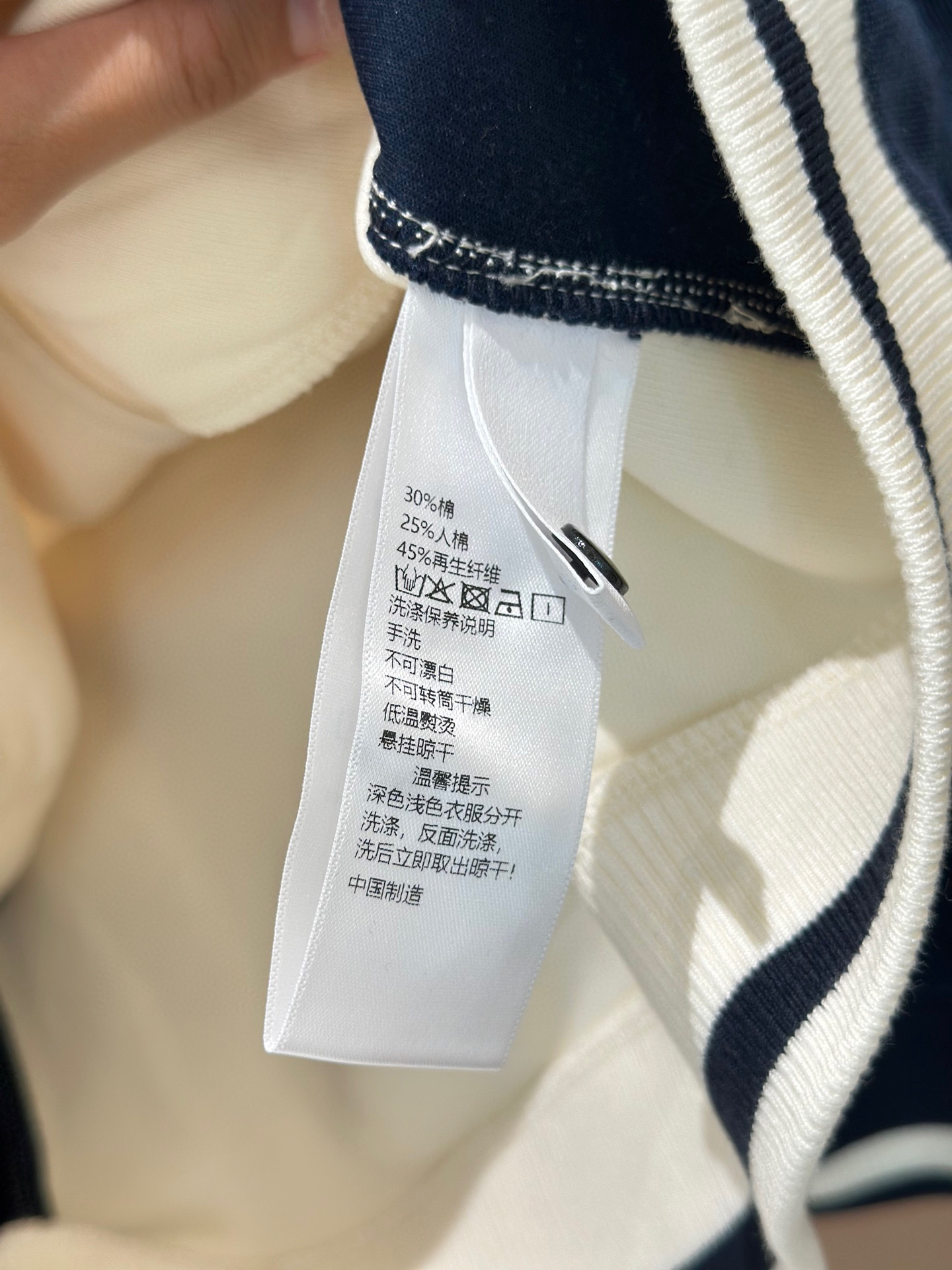 🛒𝐍𝐄𝐖 · 𝟐𝟎𝟐5/爆款现货设计师 原创｜撞色拼接休闲套装立领拉链休闲外套，搭配微喇休闲裤，定制面料