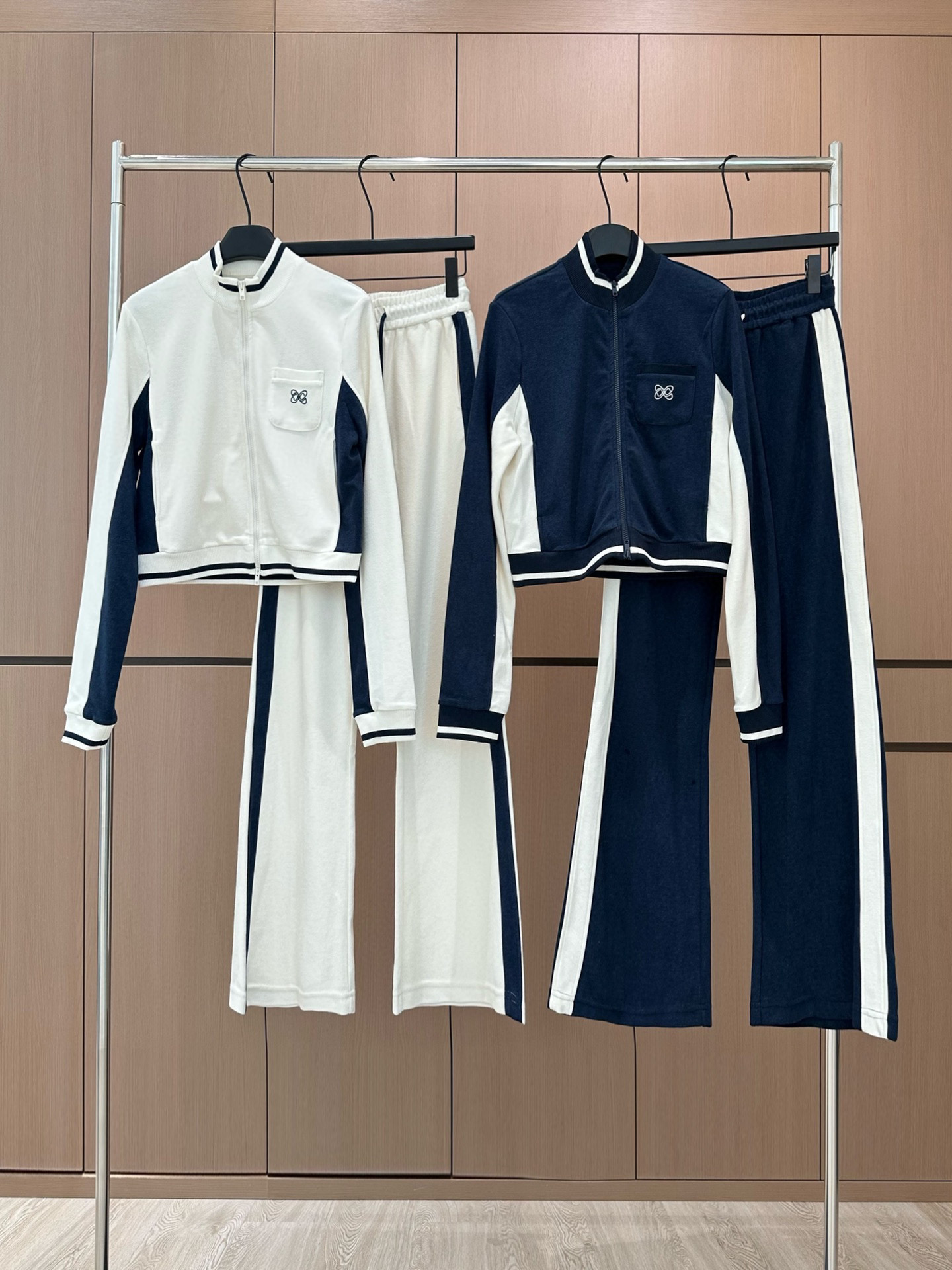 🛒𝐍𝐄𝐖 · 𝟐𝟎𝟐5/爆款现货设计师 原创｜撞色拼接休闲套装立领拉链休闲外套，搭配微喇休闲裤，定制面料