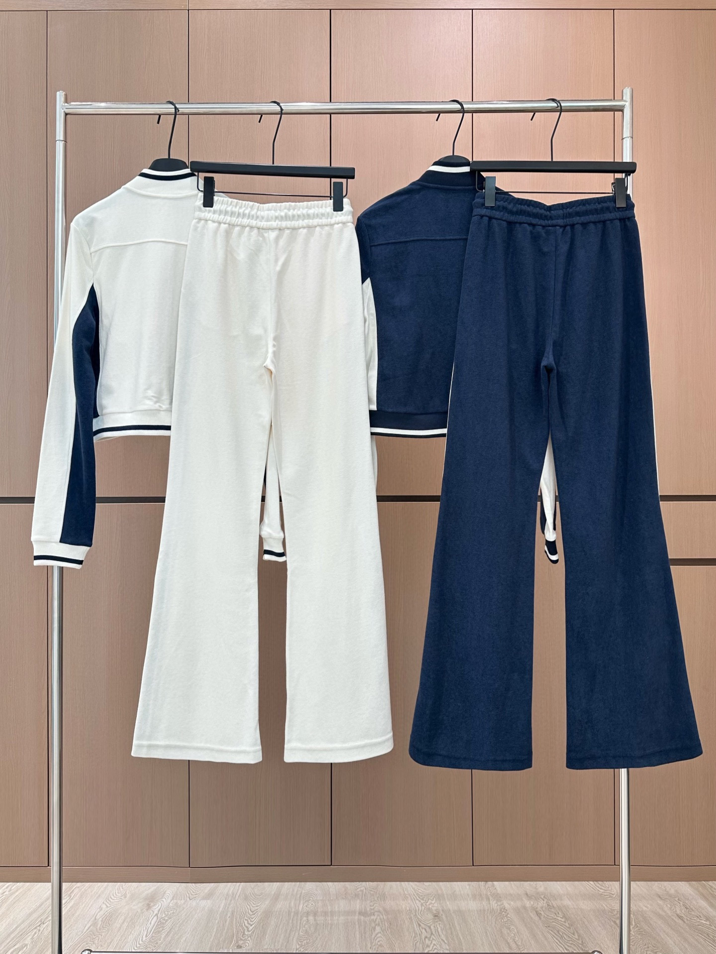 🛒𝐍𝐄𝐖 · 𝟐𝟎𝟐5/爆款现货设计师 原创｜撞色拼接休闲套装立领拉链休闲外套，搭配微喇休闲裤，定制面料