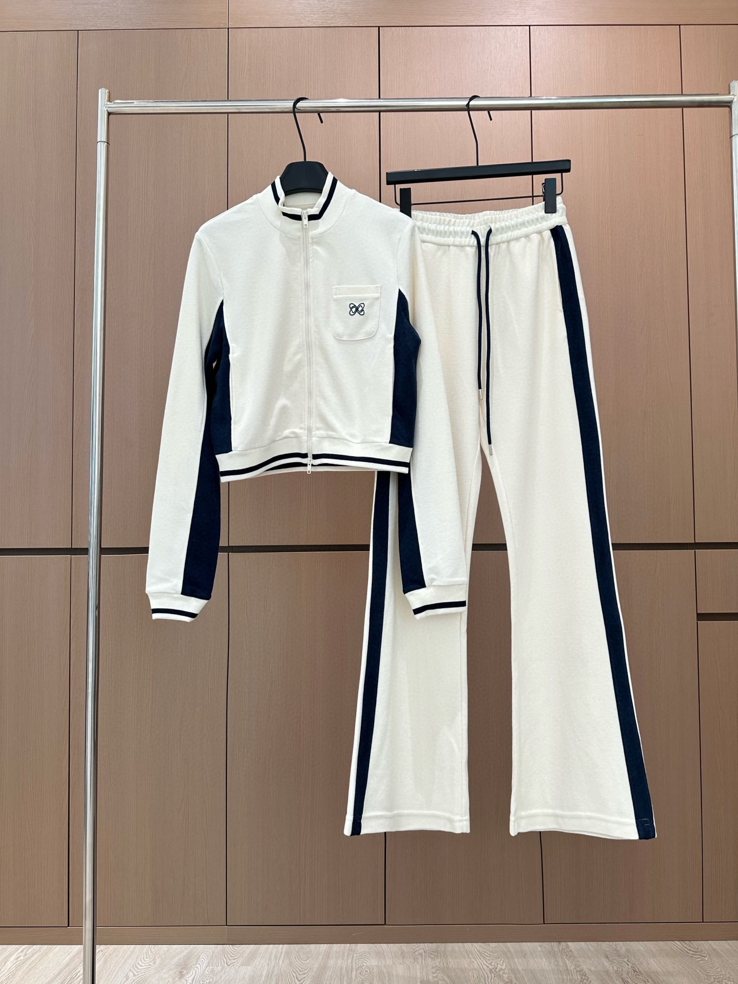 🛒𝐍𝐄𝐖 · 𝟐𝟎𝟐5/爆款现货设计师 原创｜撞色拼接休闲套装立领拉链休闲外套，搭配微喇休闲裤，定制面料