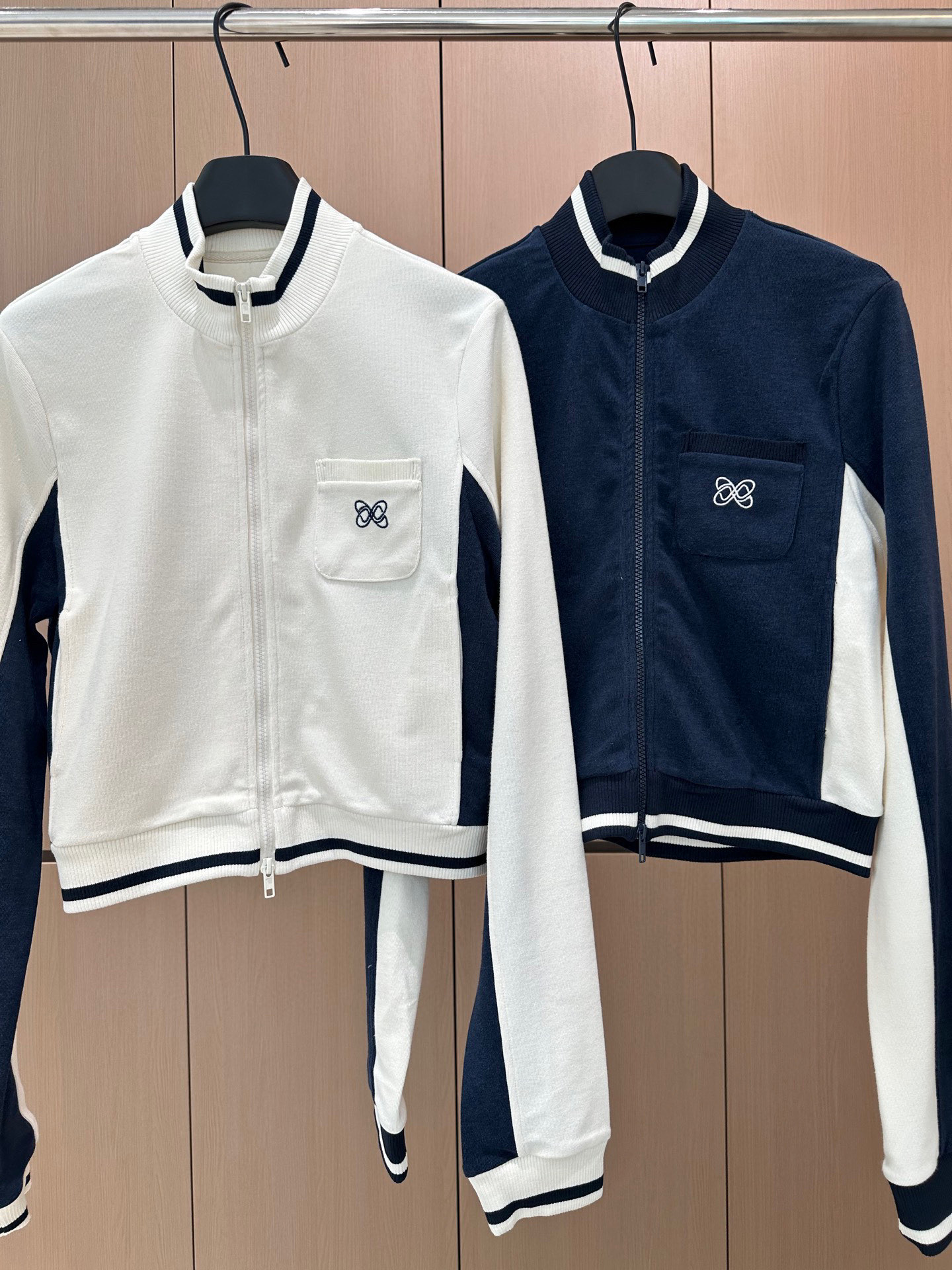 🛒𝐍𝐄𝐖 · 𝟐𝟎𝟐5/爆款现货设计师 原创｜撞色拼接休闲套装立领拉链休闲外套，搭配微喇休闲裤，定制面料