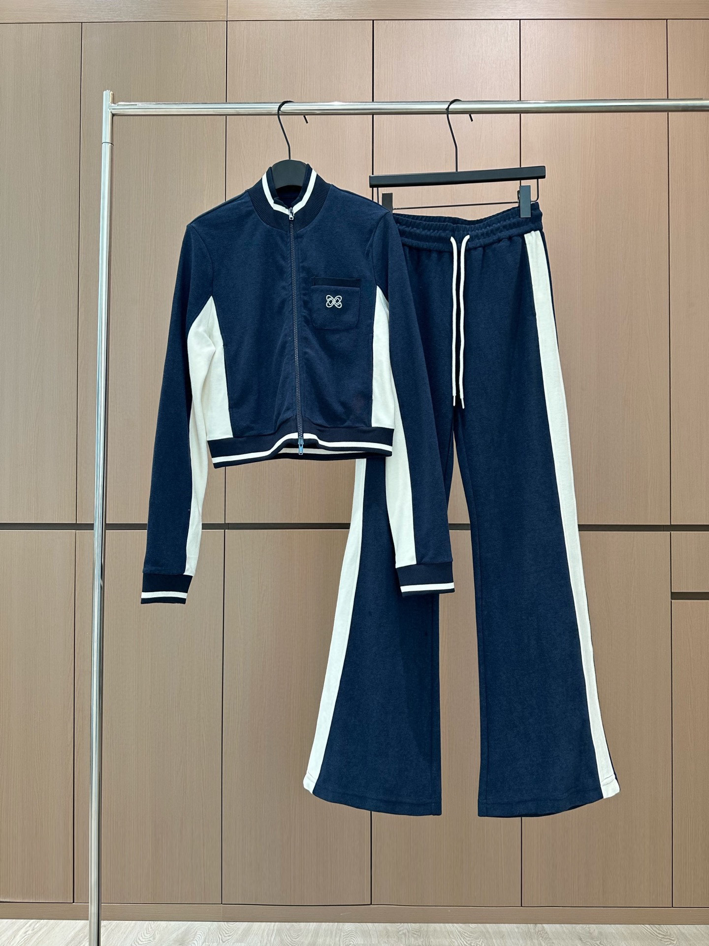 🛒𝐍𝐄𝐖 · 𝟐𝟎𝟐5/爆款现货设计师 原创｜撞色拼接休闲套装立领拉链休闲外套，搭配微喇休闲裤，定制面料