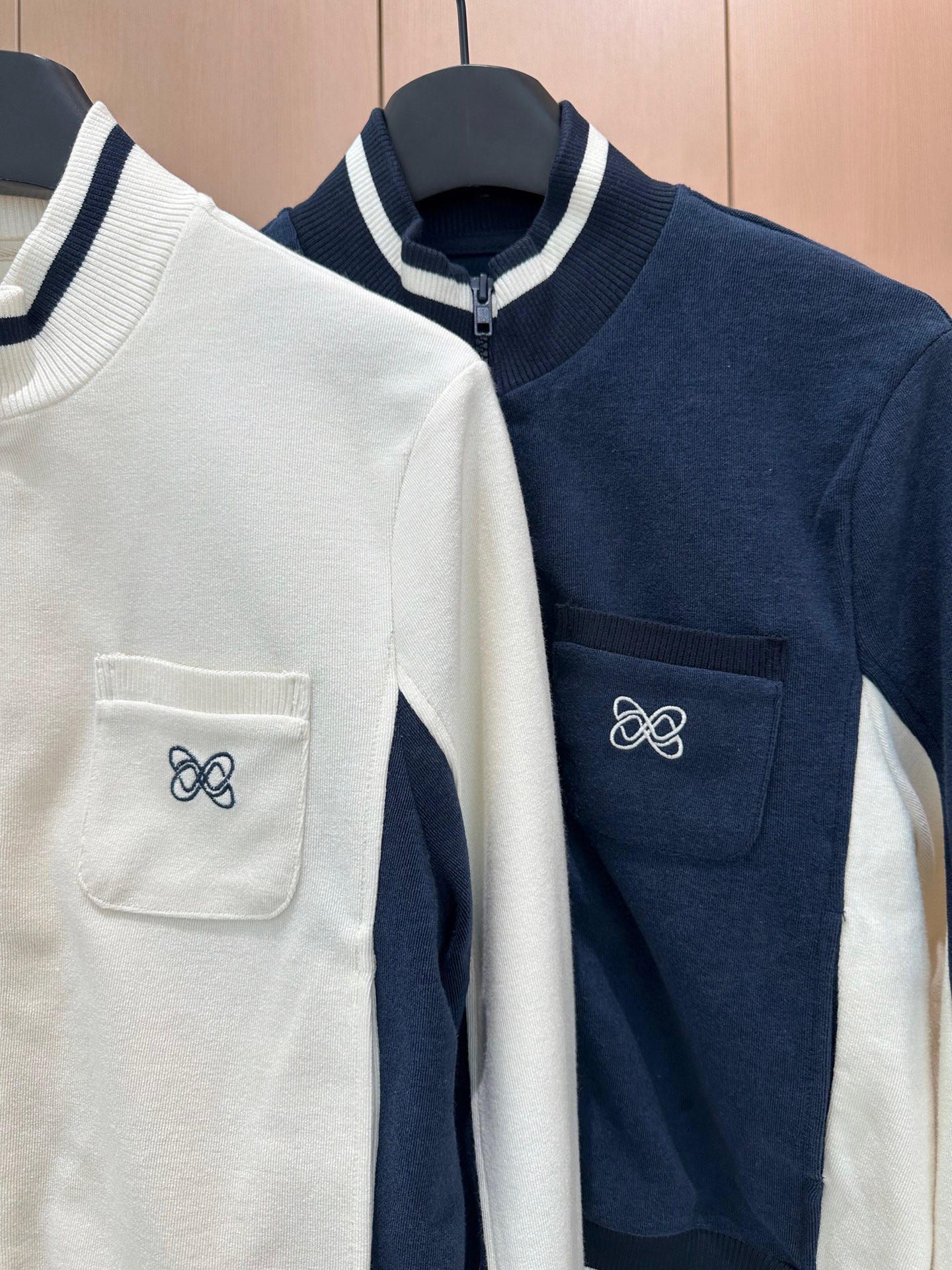 🛒𝐍𝐄𝐖 · 𝟐𝟎𝟐5/爆款现货设计师 原创｜撞色拼接休闲套装立领拉链休闲外套，搭配微喇休闲裤，定制面料