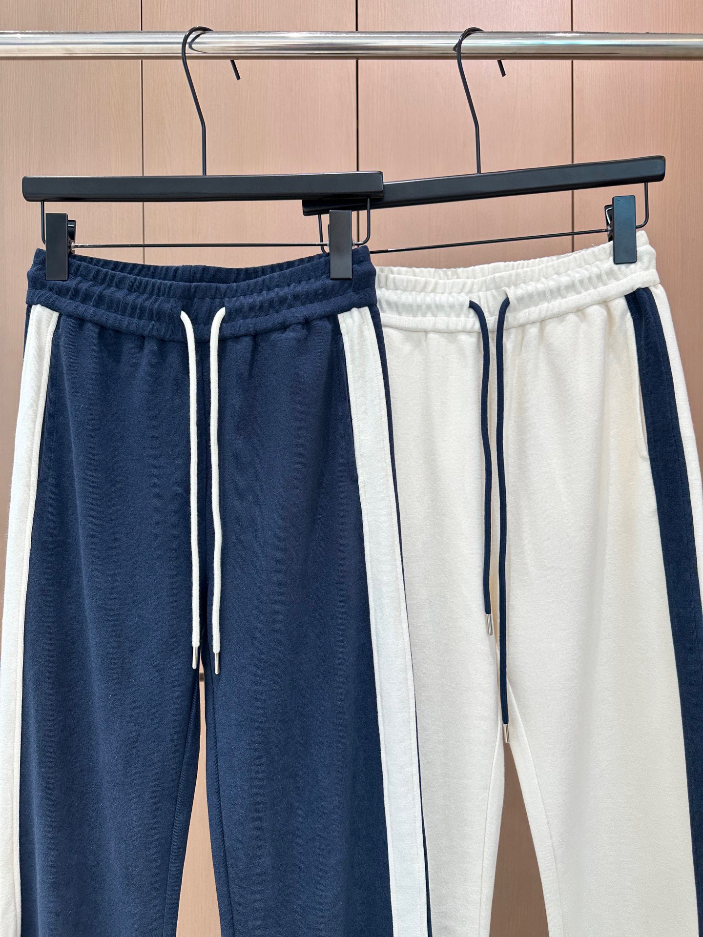 🛒𝐍𝐄𝐖 · 𝟐𝟎𝟐5/爆款现货设计师 原创｜撞色拼接休闲套装立领拉链休闲外套，搭配微喇休闲裤，定制面料