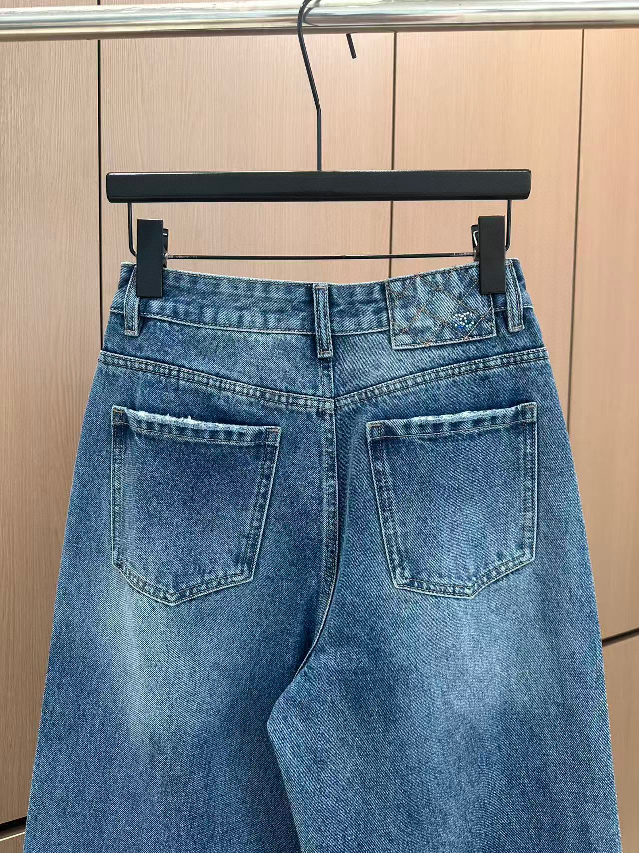 🛒𝐍𝐄𝐖 · 𝟐𝟎𝟐5/爆款现货设计师 原创｜女神同款印花烫钻牛仔裤 这款牛仔裤选用优质面料，工艺洗水，