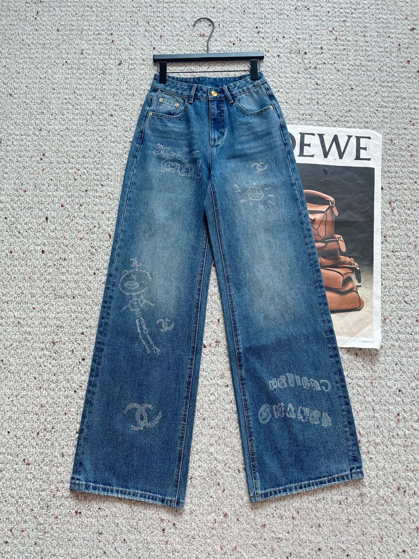 🛒𝐍𝐄𝐖 · 𝟐𝟎𝟐5/爆款现货设计师 原创｜女神同款印花烫钻牛仔裤 这款牛仔裤选用优质面料，工艺洗水，