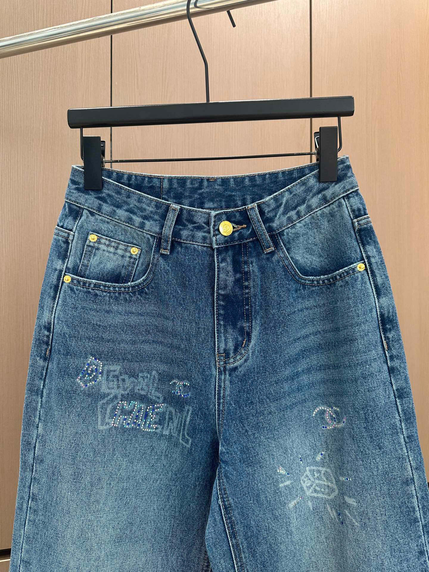 🛒𝐍𝐄𝐖 · 𝟐𝟎𝟐5/爆款现货设计师 原创｜女神同款印花烫钻牛仔裤 这款牛仔裤选用优质面料，工艺洗水，