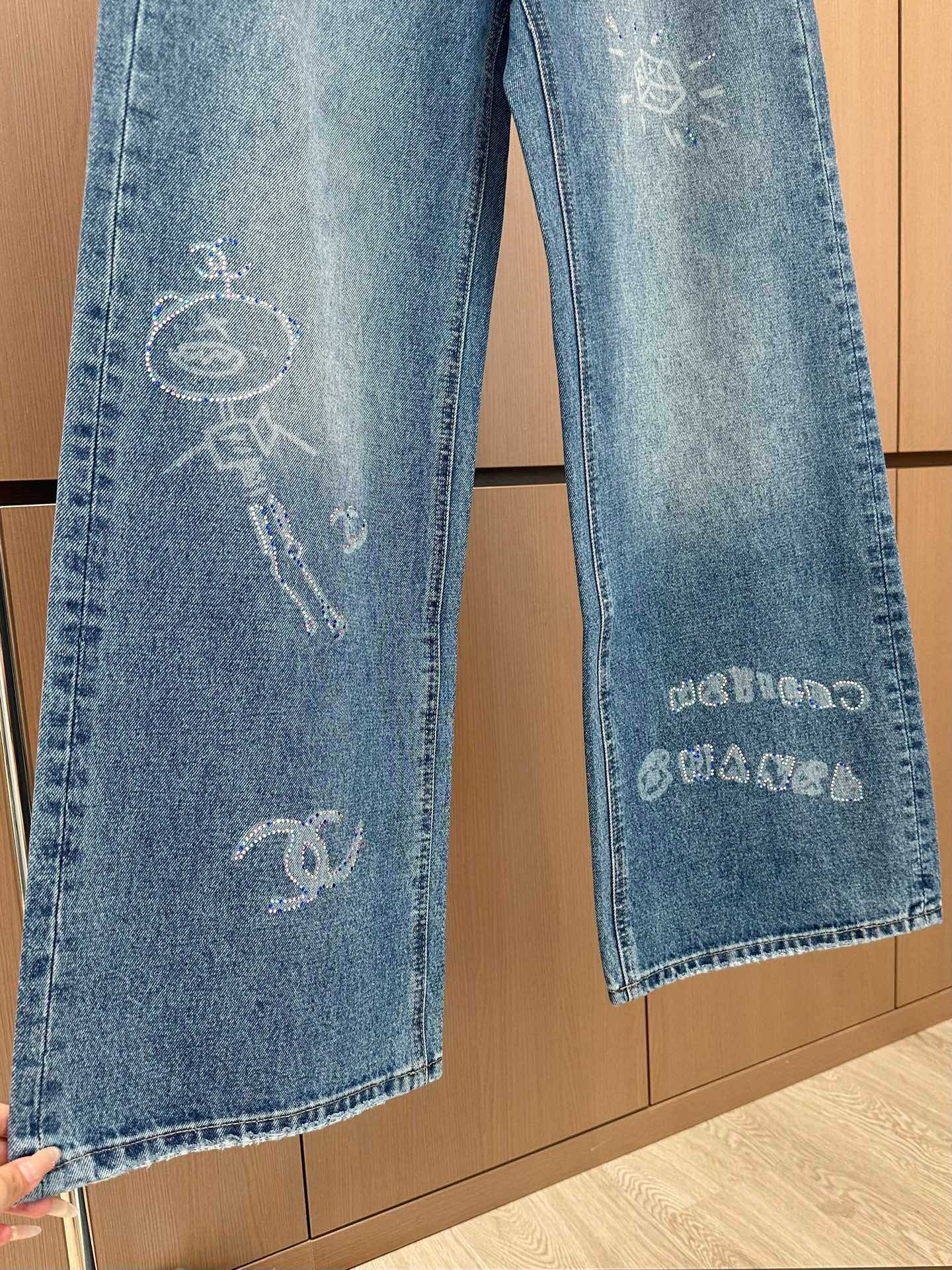 🛒𝐍𝐄𝐖 · 𝟐𝟎𝟐5/爆款现货设计师 原创｜女神同款印花烫钻牛仔裤 这款牛仔裤选用优质面料，工艺洗水，