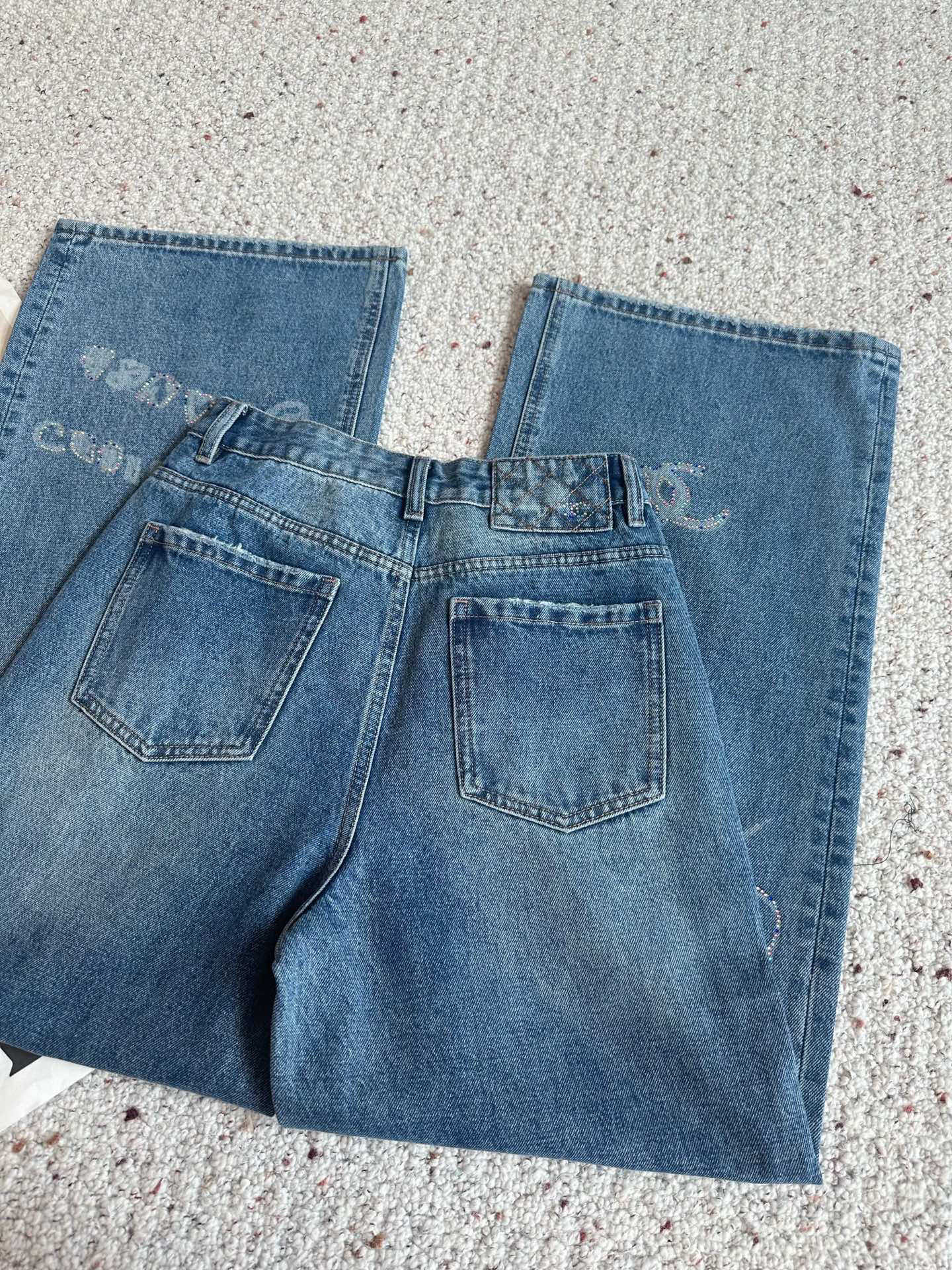 🛒𝐍𝐄𝐖 · 𝟐𝟎𝟐5/爆款现货设计师 原创｜女神同款印花烫钻牛仔裤 这款牛仔裤选用优质面料，工艺洗水，