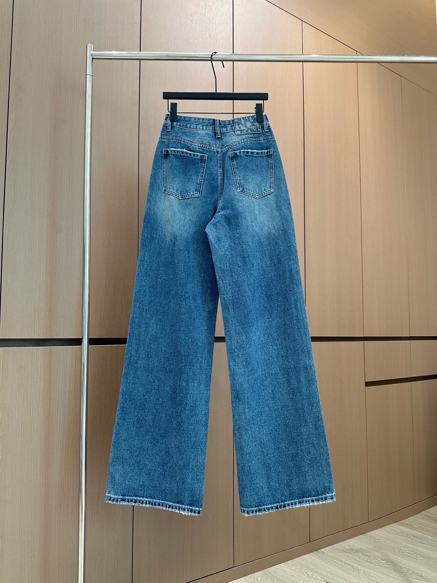 🛒𝐍𝐄𝐖 · 𝟐𝟎𝟐5/爆款现货设计师 原创｜女神同款印花烫钻牛仔裤 这款牛仔裤选用优质面料，工艺洗水，