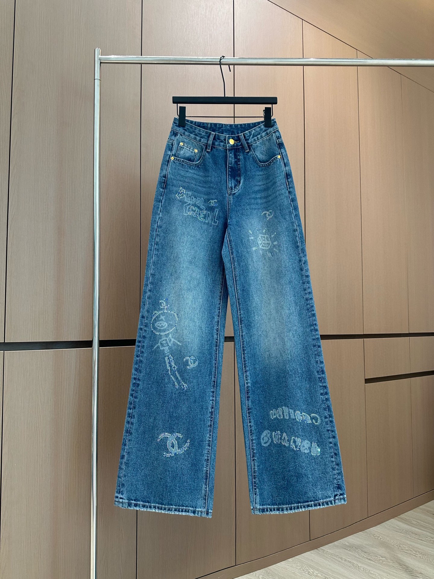🛒𝐍𝐄𝐖 · 𝟐𝟎𝟐5/爆款现货设计师 原创｜女神同款印花烫钻牛仔裤 这款牛仔裤选用优质面料，工艺洗水，