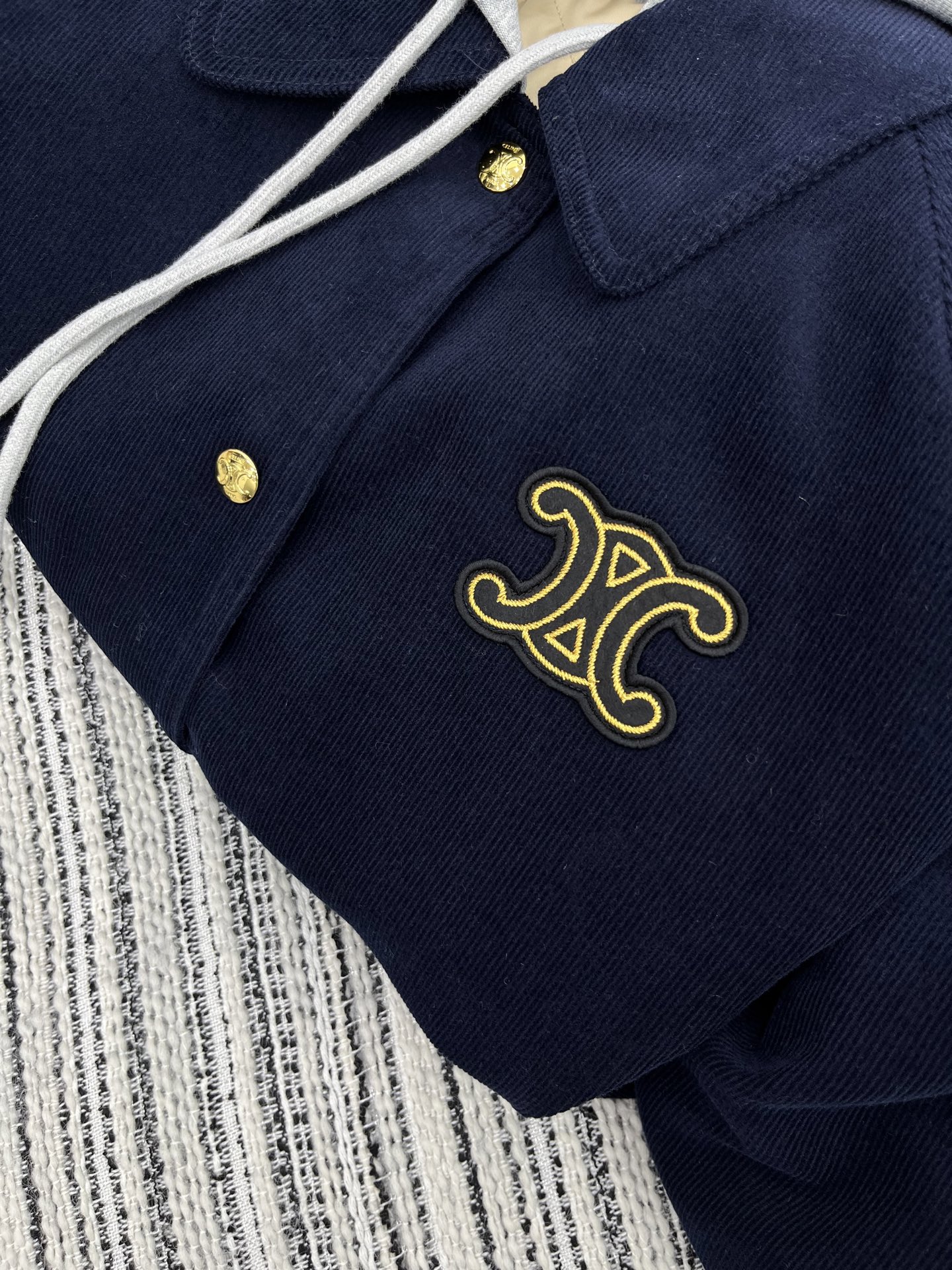 🛒𝐍𝐄𝐖 · 𝟐𝟎𝟐5/爆款现货【原版定制】Celi*｜25秋冬新品撞色带帽灯芯绒棉服外套 定制贴布绣 