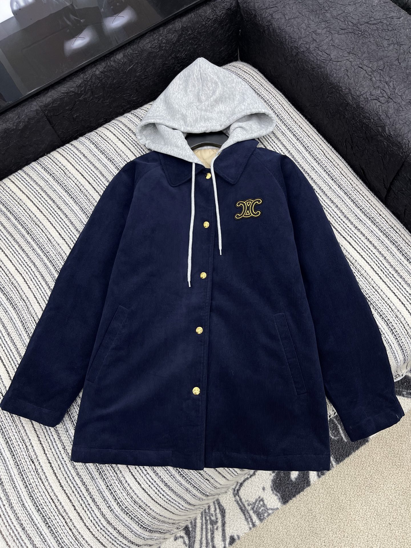 🛒𝐍𝐄𝐖 · 𝟐𝟎𝟐5/爆款现货【原版定制】Celi*｜25秋冬新品撞色带帽灯芯绒棉服外套 定制贴布绣 