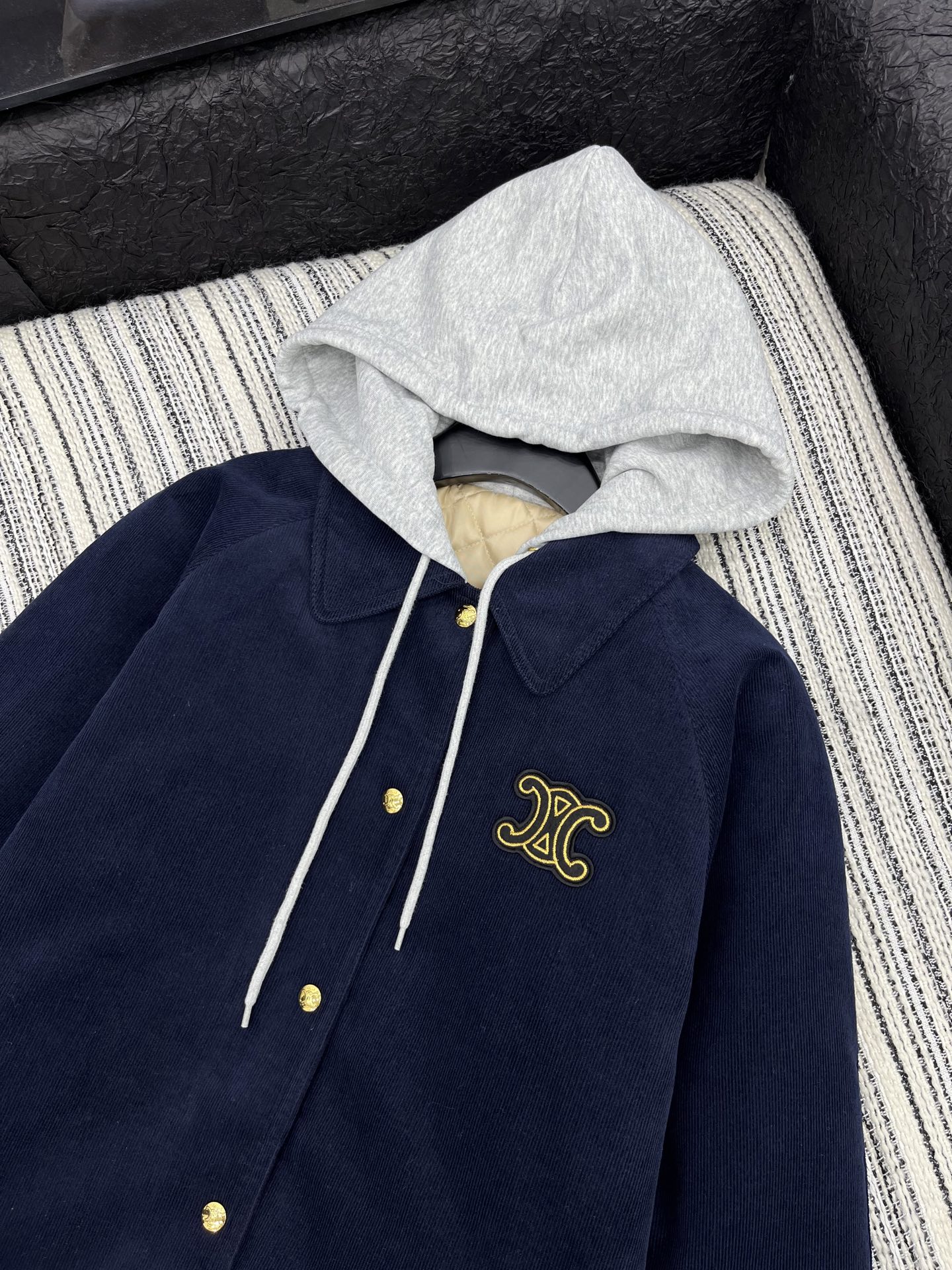 🛒𝐍𝐄𝐖 · 𝟐𝟎𝟐5/爆款现货【原版定制】Celi*｜25秋冬新品撞色带帽灯芯绒棉服外套 定制贴布绣 