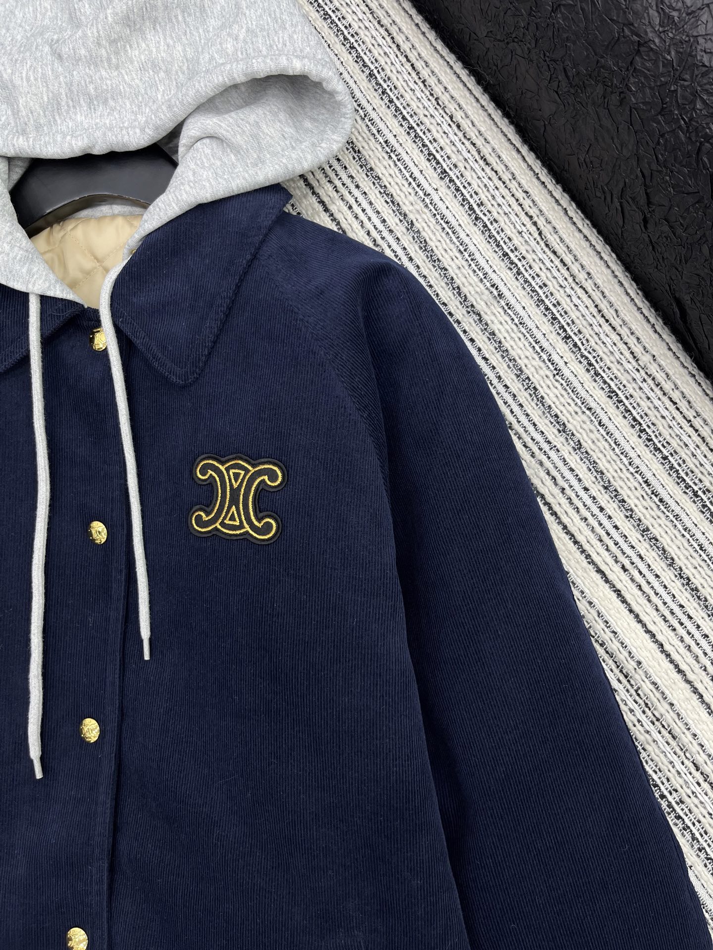 🛒𝐍𝐄𝐖 · 𝟐𝟎𝟐5/爆款现货【原版定制】Celi*｜25秋冬新品撞色带帽灯芯绒棉服外套 定制贴布绣 