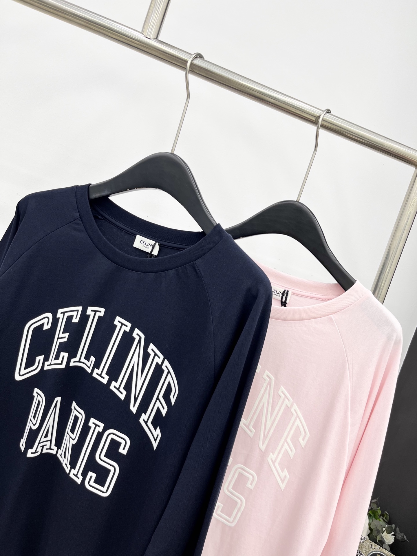 🛒𝐍𝐄𝐖 · 𝟐𝟎𝟐5/爆款现货原单品质 Celin*｜25新品撞色立体字母长袖T恤精致版型上身巨显瘦！