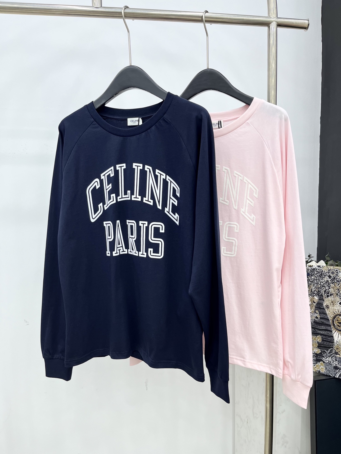 🛒𝐍𝐄𝐖 · 𝟐𝟎𝟐5/爆款现货原单品质 Celin*｜25新品撞色立体字母长袖T恤精致版型上身巨显瘦！
