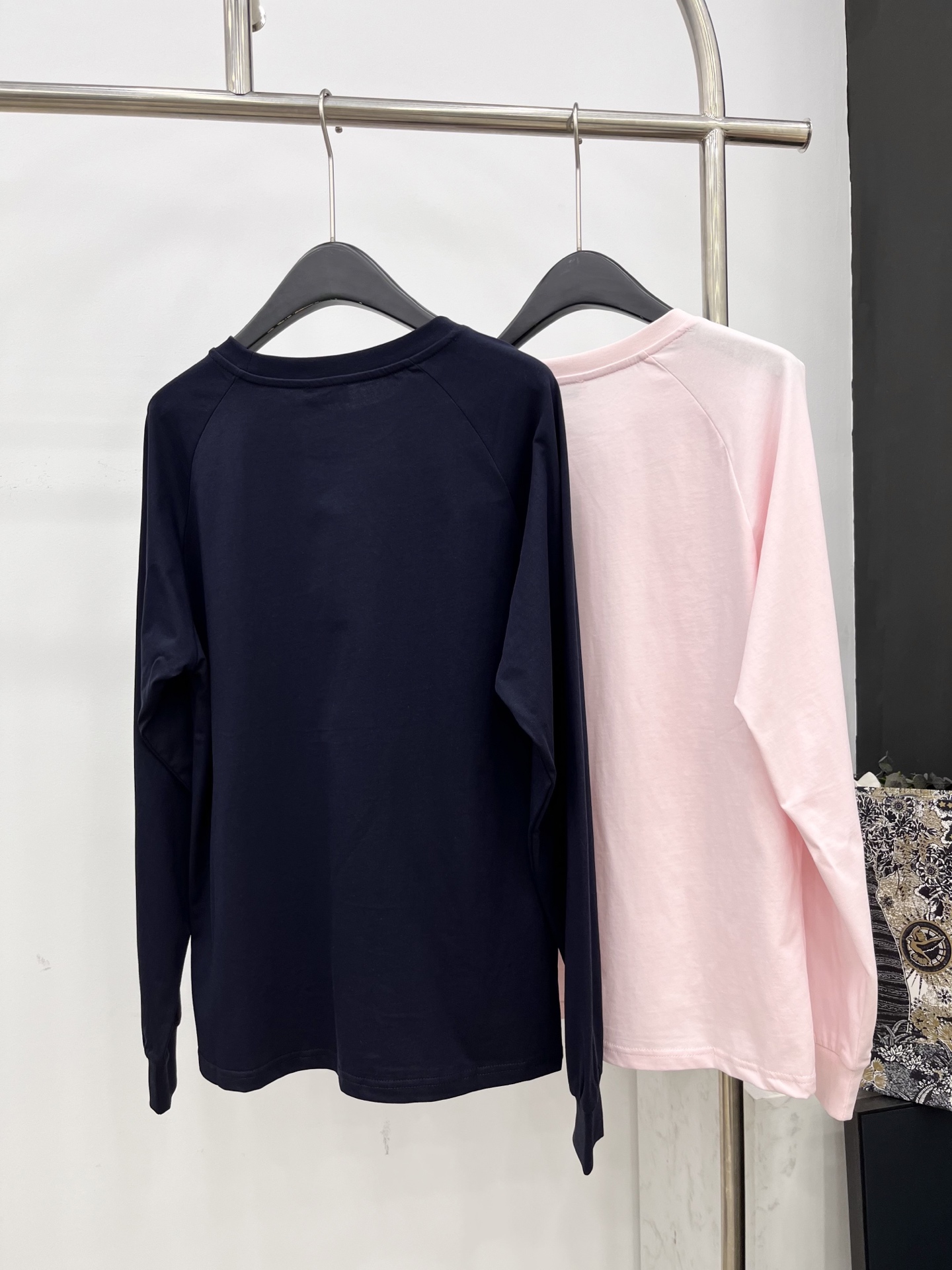 🛒𝐍𝐄𝐖 · 𝟐𝟎𝟐5/爆款现货原单品质 Celin*｜25新品撞色立体字母长袖T恤精致版型上身巨显瘦！