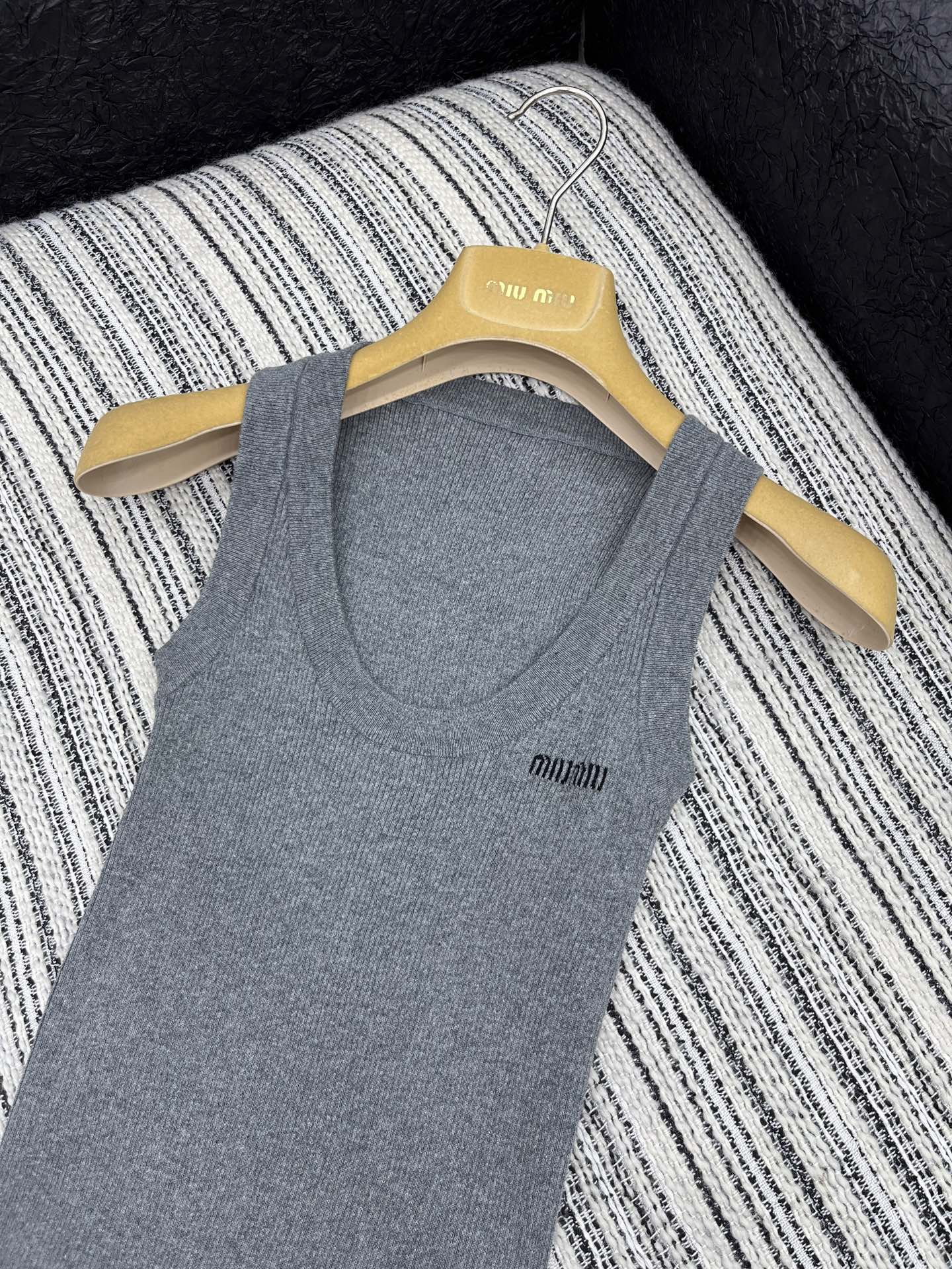 🛒𝐍𝐄𝐖 · 𝟐𝟎𝟐5/爆款现货原单品质 Miu Mi*｜ 2025新款大圆领针织背心这款简直就是凹造型