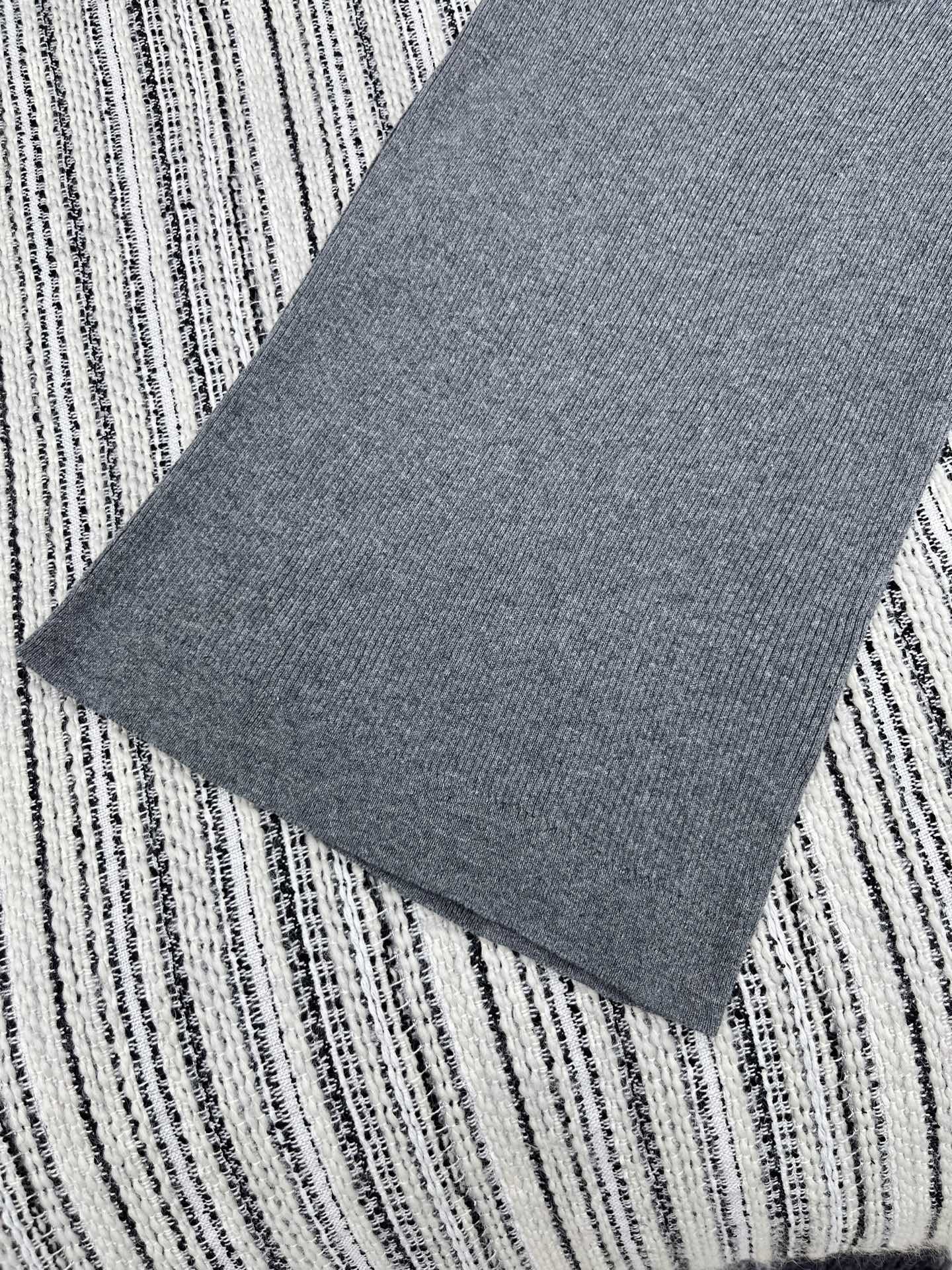 🛒𝐍𝐄𝐖 · 𝟐𝟎𝟐5/爆款现货原单品质 Miu Mi*｜ 2025新款大圆领针织背心这款简直就是凹造型