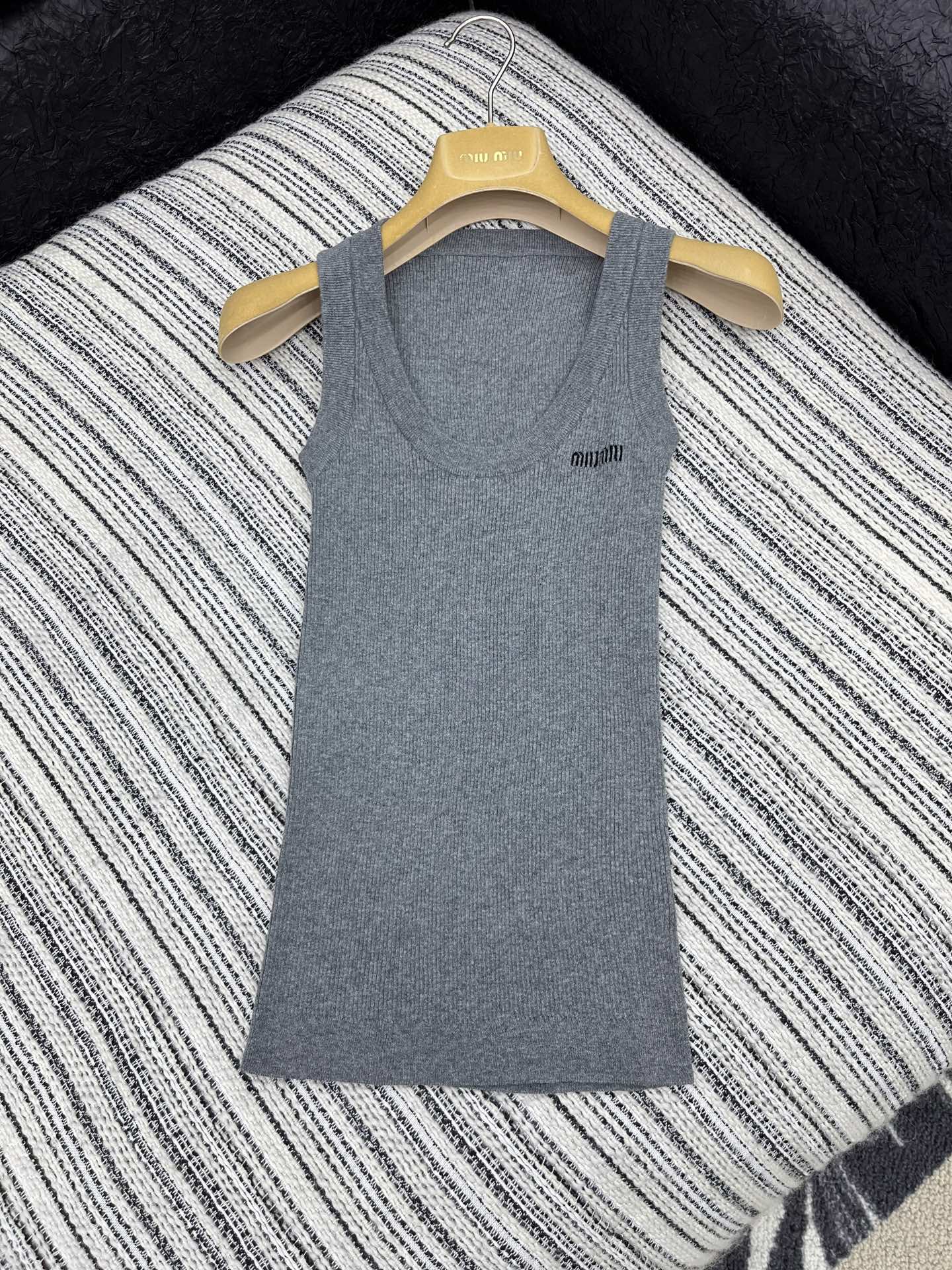 🛒𝐍𝐄𝐖 · 𝟐𝟎𝟐5/爆款现货原单品质 Miu Mi*｜ 2025新款大圆领针织背心这款简直就是凹造型
