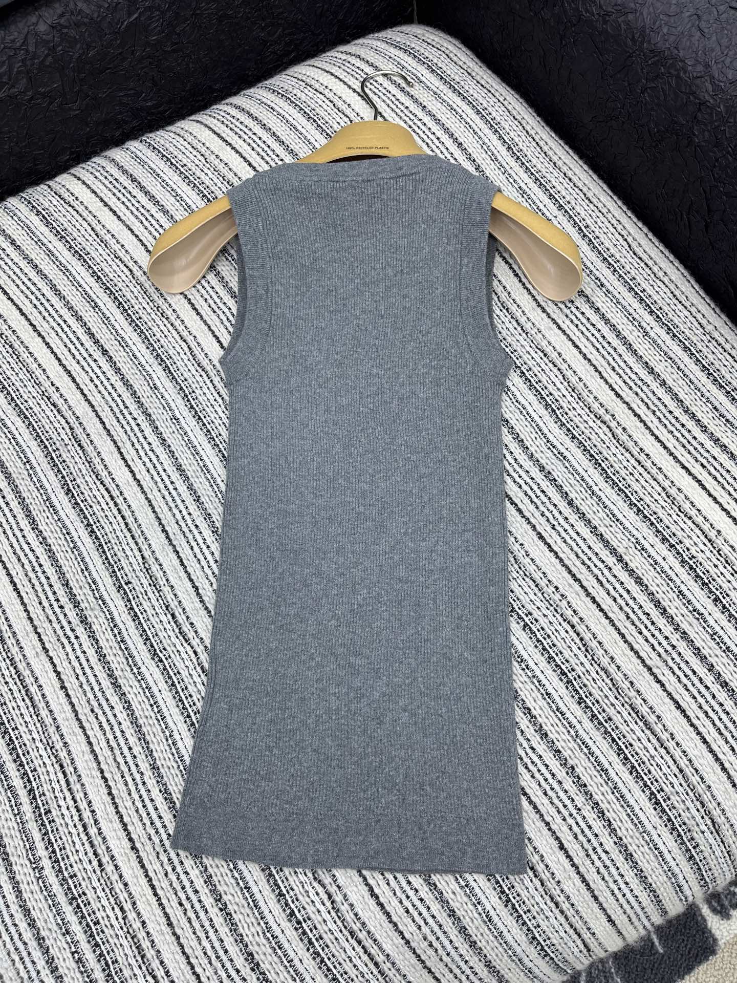 🛒𝐍𝐄𝐖 · 𝟐𝟎𝟐5/爆款现货原单品质 Miu Mi*｜ 2025新款大圆领针织背心这款简直就是凹造型