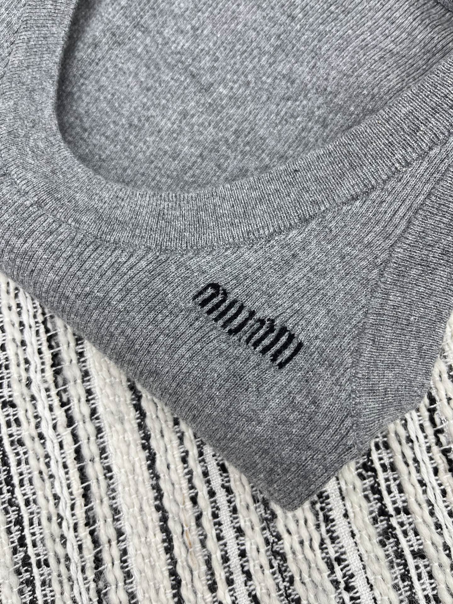 🛒𝐍𝐄𝐖 · 𝟐𝟎𝟐5/爆款现货原单品质 Miu Mi*｜ 2025新款大圆领针织背心这款简直就是凹造型