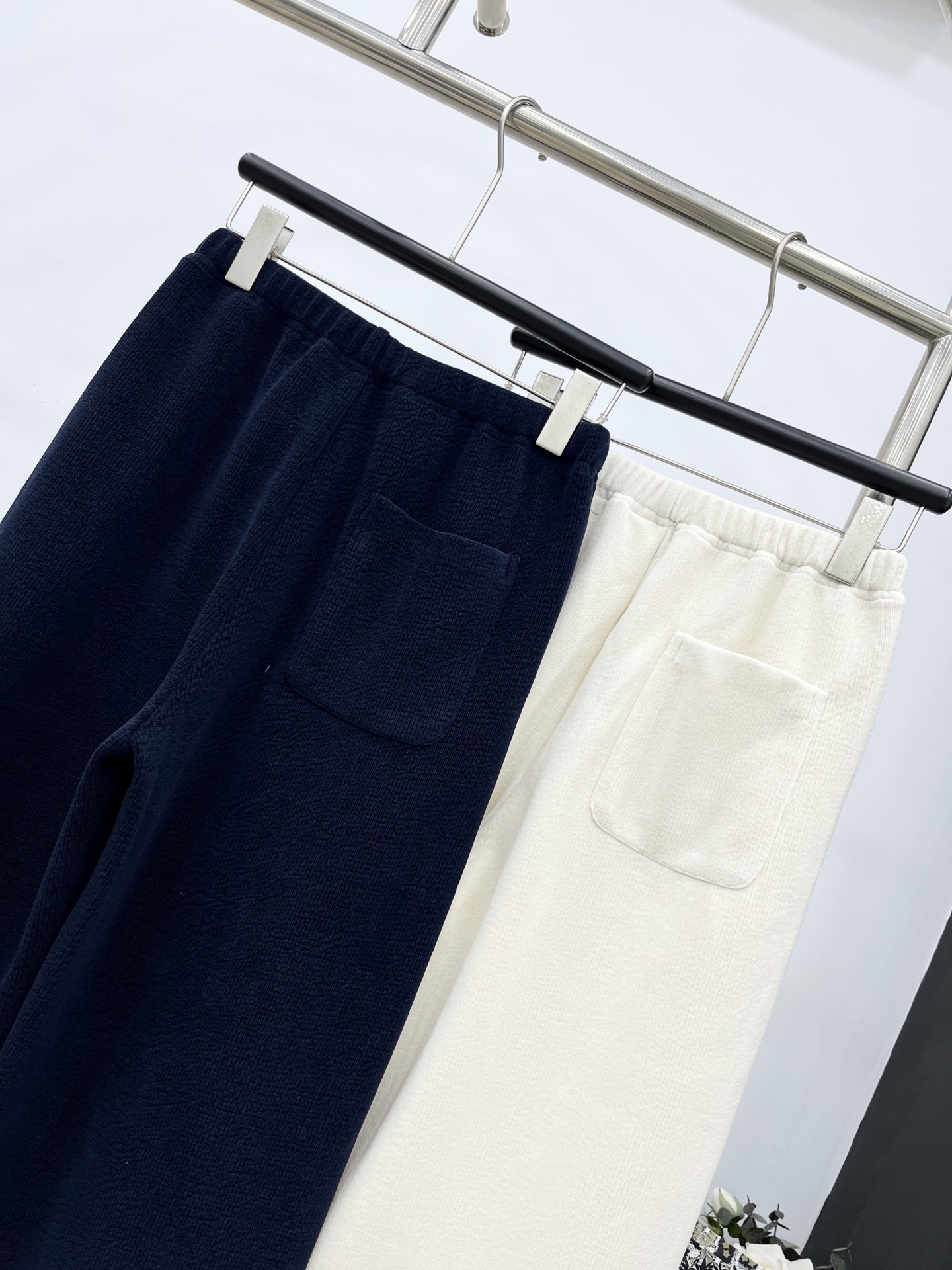 🛒𝐍𝐄𝐖 · 𝟐𝟎𝟐5/爆款现货原单品质 Alex*｜抽绳灯芯绒休闲直筒裤高订面料 色系低调奢华，减龄少