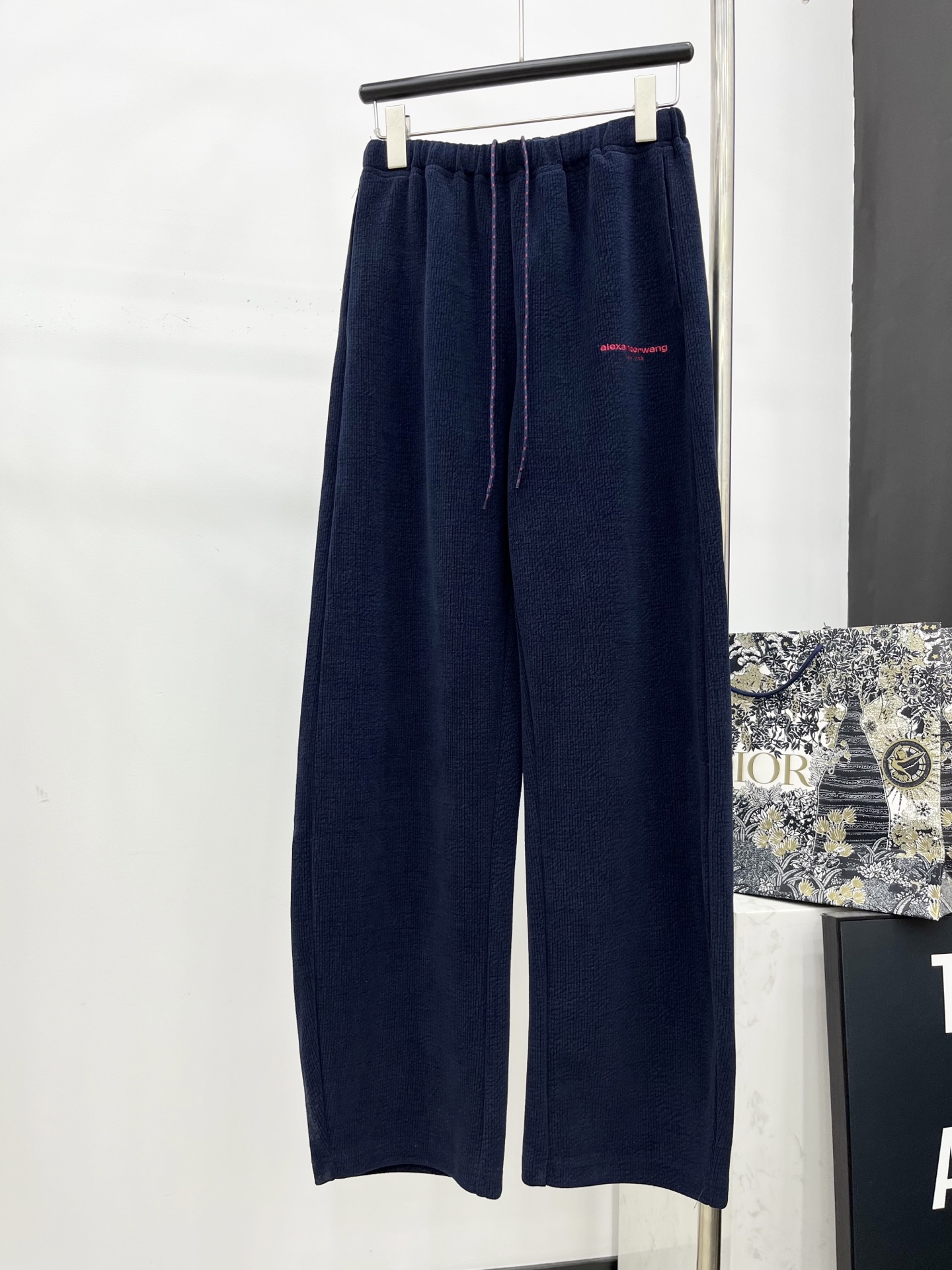 🛒𝐍𝐄𝐖 · 𝟐𝟎𝟐5/爆款现货原单品质 Alex*｜抽绳灯芯绒休闲直筒裤高订面料 色系低调奢华，减龄少