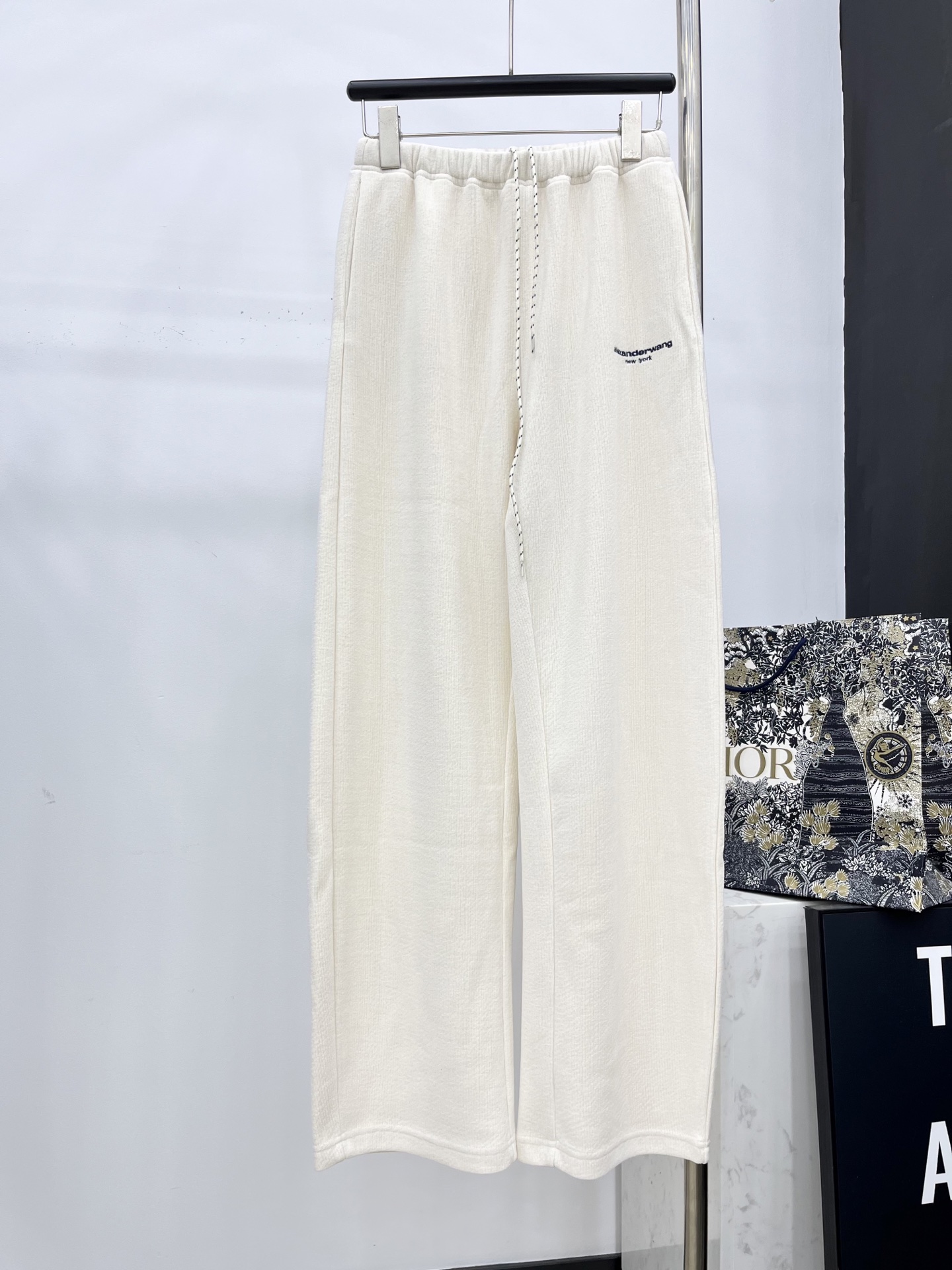 🛒𝐍𝐄𝐖 · 𝟐𝟎𝟐5/爆款现货原单品质 Alex*｜抽绳灯芯绒休闲直筒裤高订面料 色系低调奢华，减龄少