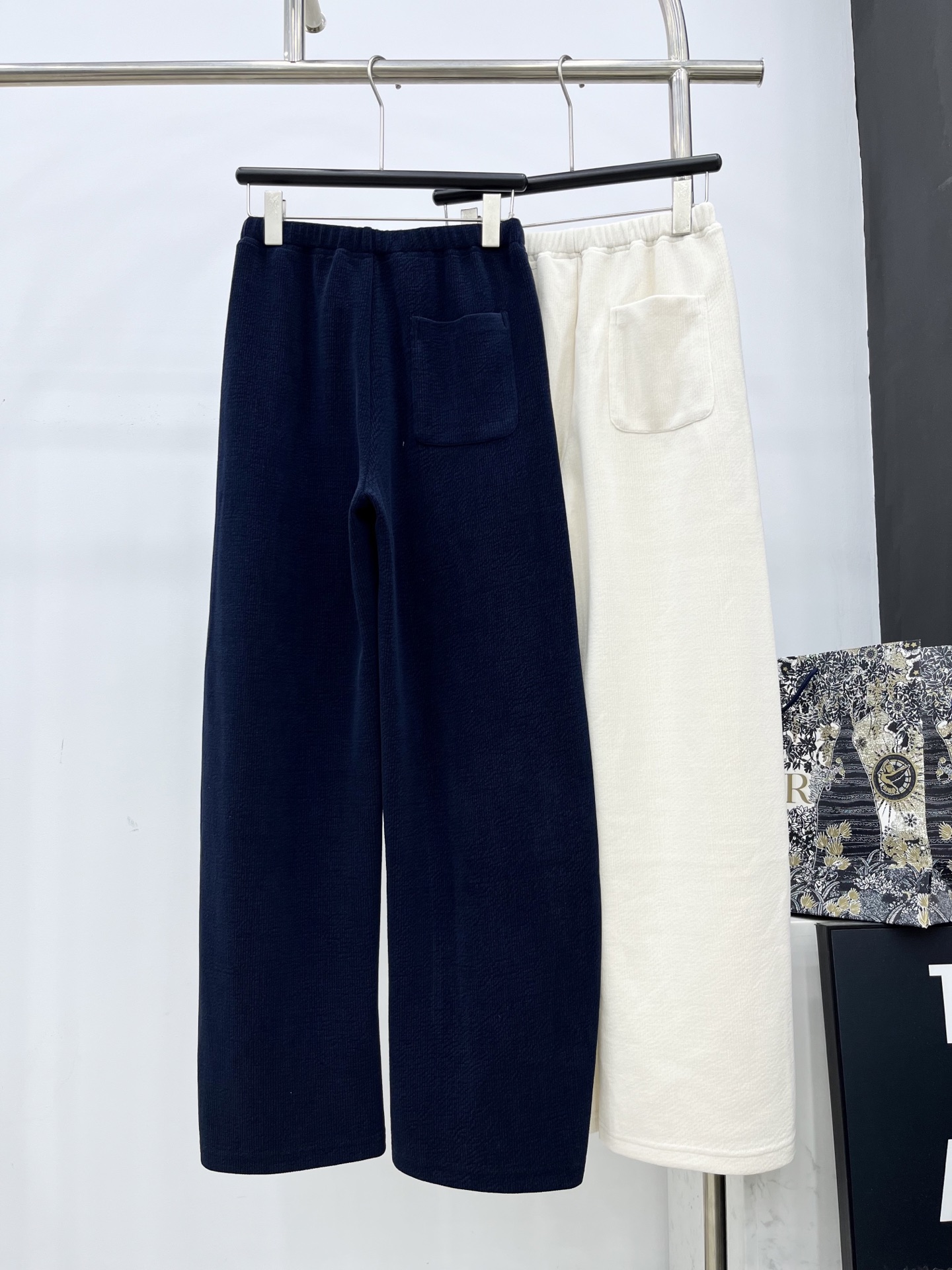 🛒𝐍𝐄𝐖 · 𝟐𝟎𝟐5/爆款现货原单品质 Alex*｜抽绳灯芯绒休闲直筒裤高订面料 色系低调奢华，减龄少