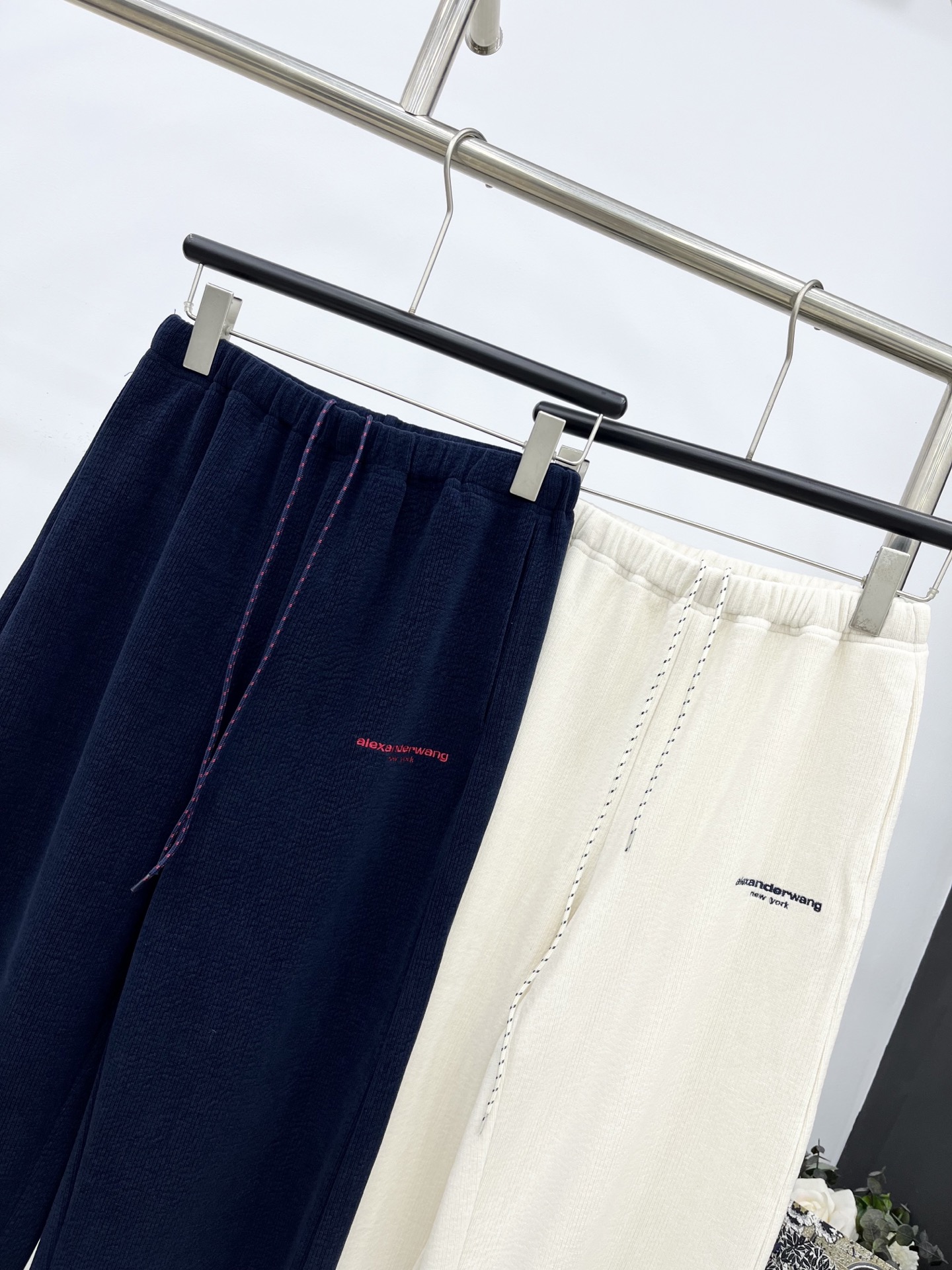 🛒𝐍𝐄𝐖 · 𝟐𝟎𝟐5/爆款现货原单品质 Alex*｜抽绳灯芯绒休闲直筒裤高订面料 色系低调奢华，减龄少