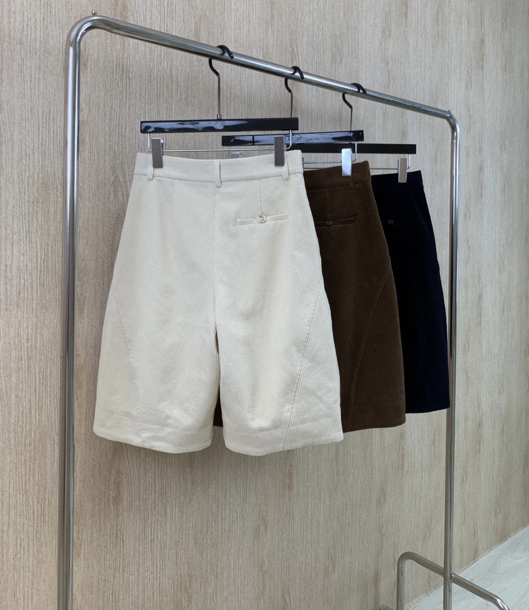 🛒𝐍𝐄𝐖 · 𝟐𝟎𝟐5/爆款现货原单品质 Alex*｜灯芯绒休闲中裤高订面料 色系低调奢华，减龄少女时代