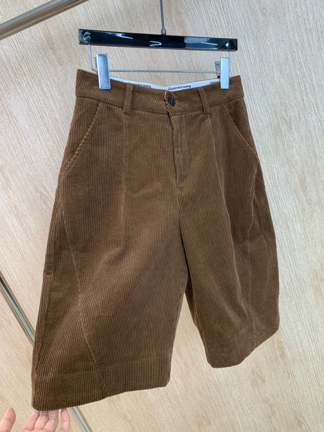 🛒𝐍𝐄𝐖 · 𝟐𝟎𝟐5/爆款现货原单品质 Alex*｜灯芯绒休闲中裤高订面料 色系低调奢华，减龄少女时代