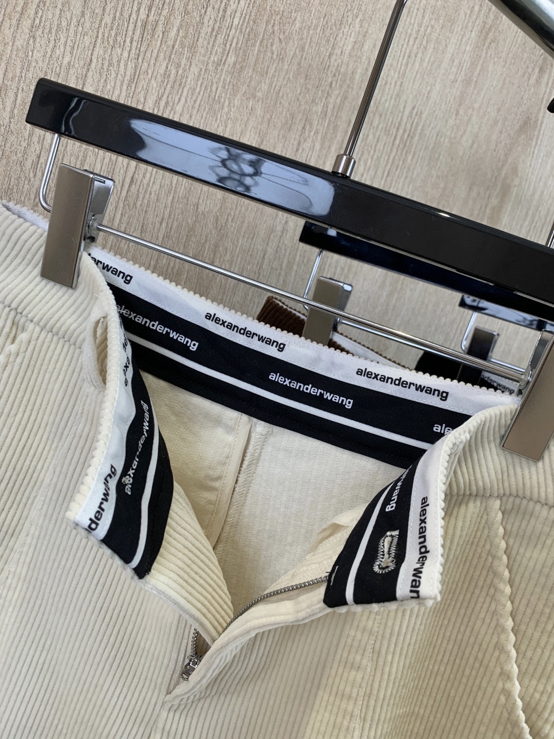 🛒𝐍𝐄𝐖 · 𝟐𝟎𝟐5/爆款现货原单品质 Alex*｜灯芯绒休闲中裤高订面料 色系低调奢华，减龄少女时代