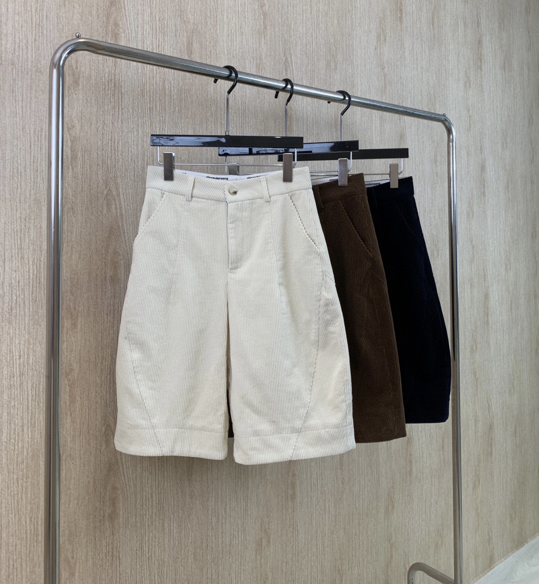 🛒𝐍𝐄𝐖 · 𝟐𝟎𝟐5/爆款现货原单品质 Alex*｜灯芯绒休闲中裤高订面料 色系低调奢华，减龄少女时代