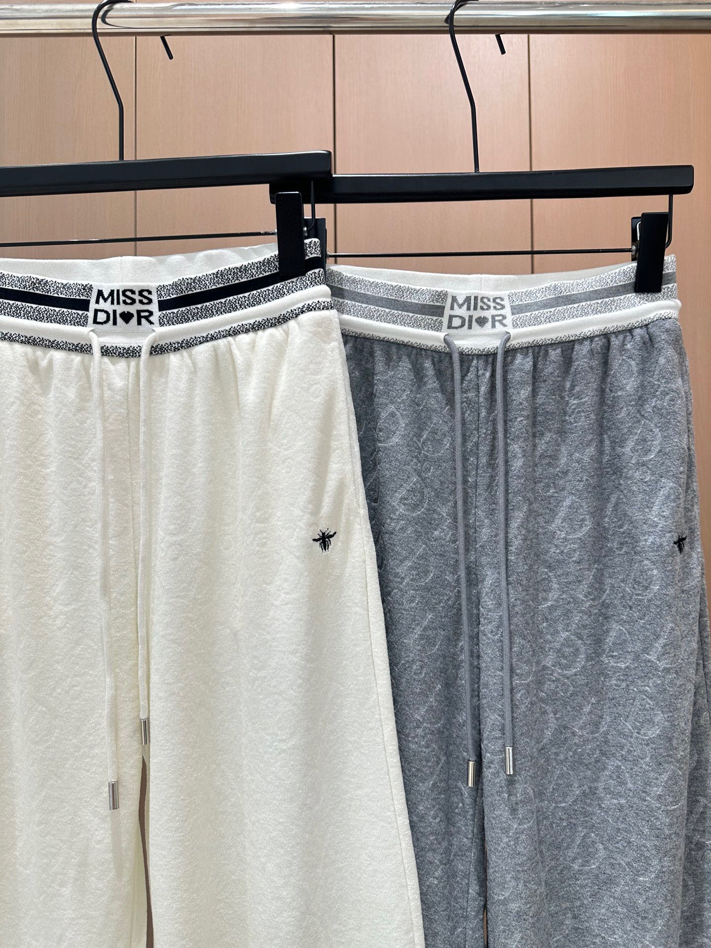 🛒𝐍𝐄𝐖 · 𝟐𝟎𝟐5/爆款现货设计师 原创｜撞色拼接休闲套装带帽拉链休闲外套，搭配织带休闲裤，定制面料