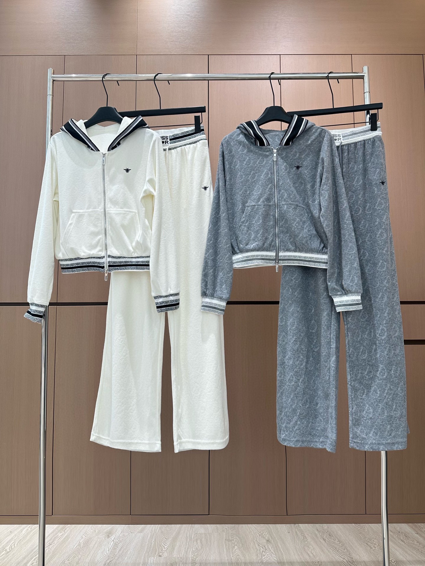 🛒𝐍𝐄𝐖 · 𝟐𝟎𝟐5/爆款现货设计师 原创｜撞色拼接休闲套装带帽拉链休闲外套，搭配织带休闲裤，定制面料