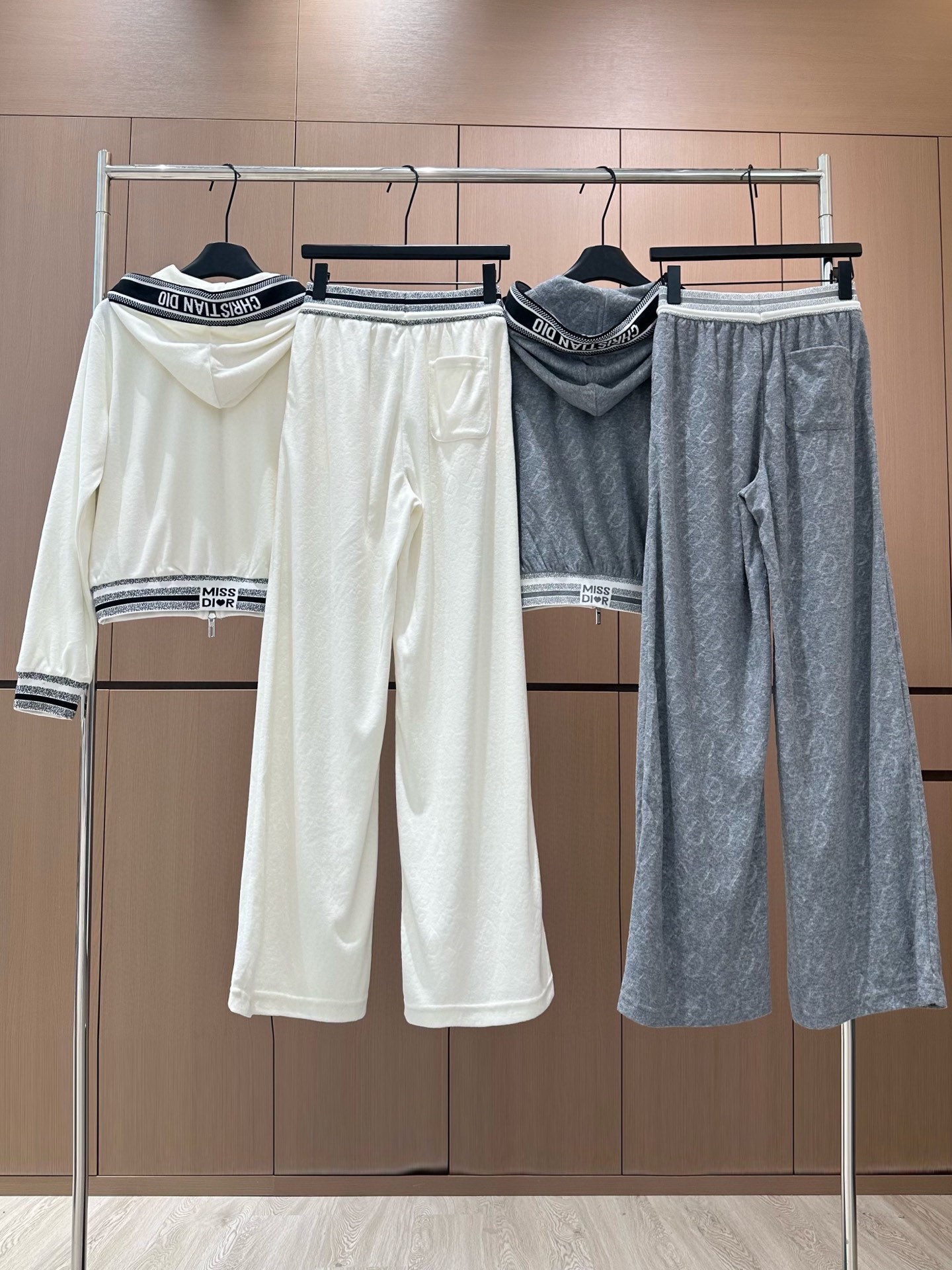 🛒𝐍𝐄𝐖 · 𝟐𝟎𝟐5/爆款现货设计师 原创｜撞色拼接休闲套装带帽拉链休闲外套，搭配织带休闲裤，定制面料