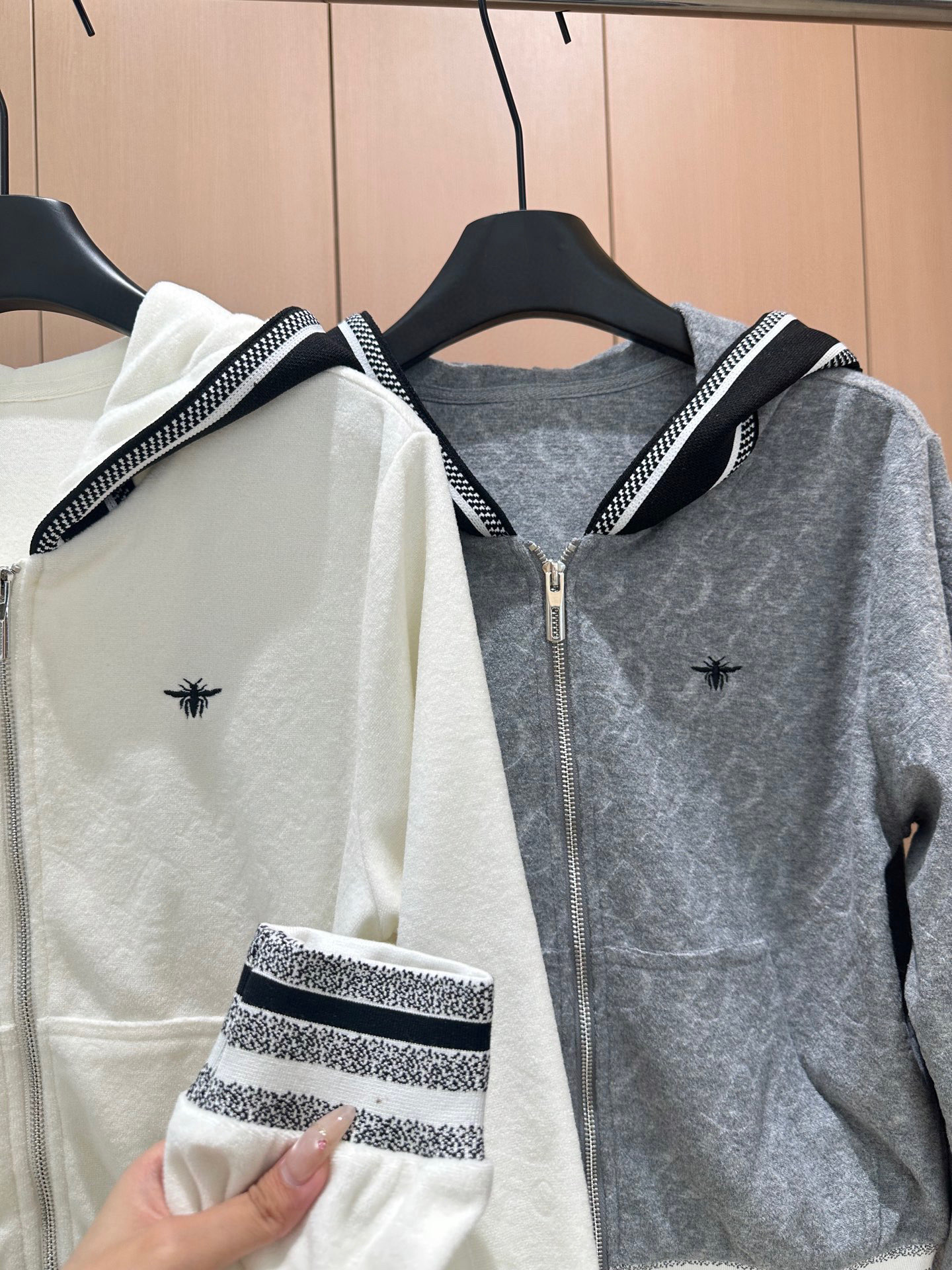 🛒𝐍𝐄𝐖 · 𝟐𝟎𝟐5/爆款现货设计师 原创｜撞色拼接休闲套装带帽拉链休闲外套，搭配织带休闲裤，定制面料