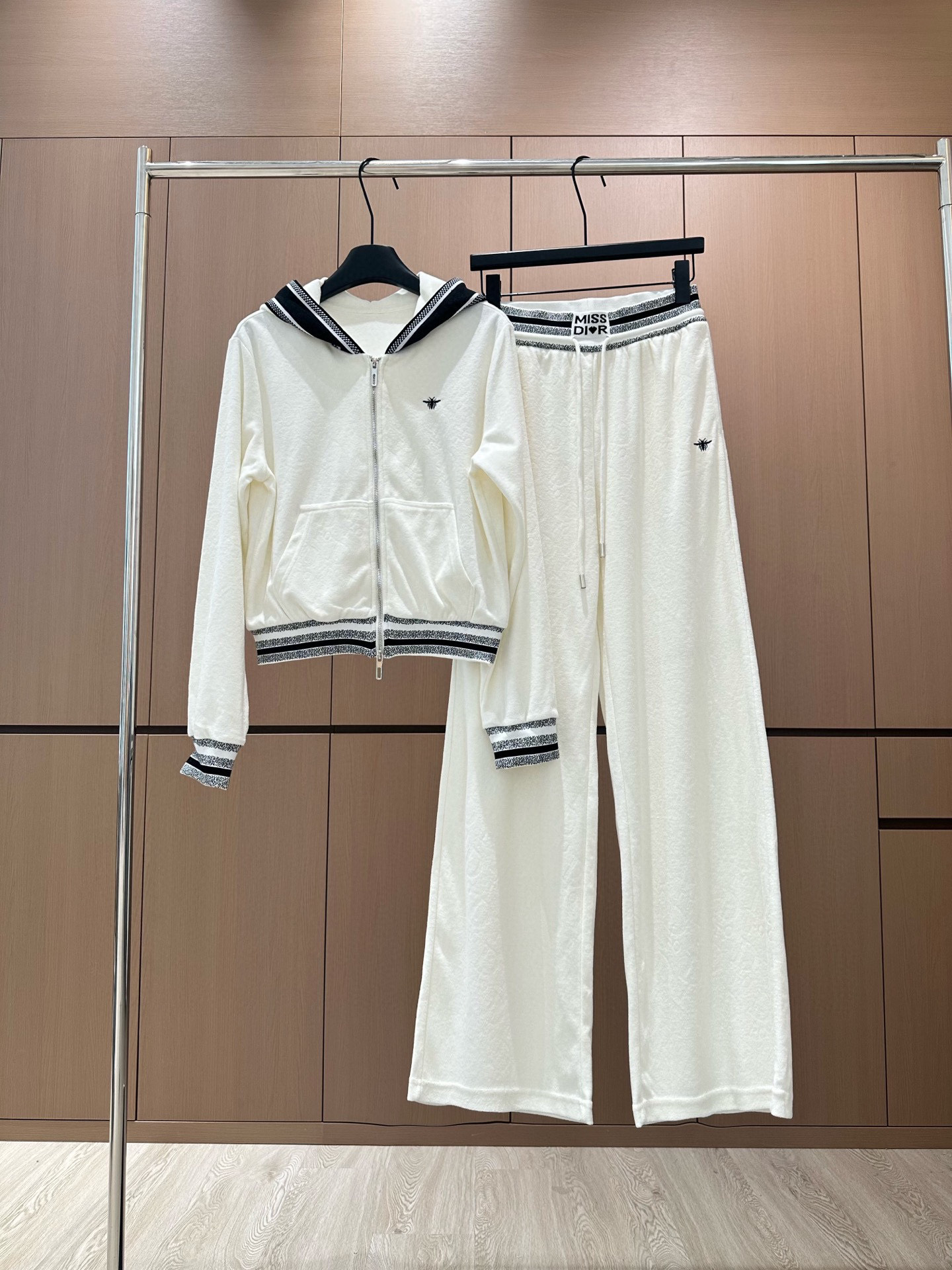 🛒𝐍𝐄𝐖 · 𝟐𝟎𝟐5/爆款现货设计师 原创｜撞色拼接休闲套装带帽拉链休闲外套，搭配织带休闲裤，定制面料