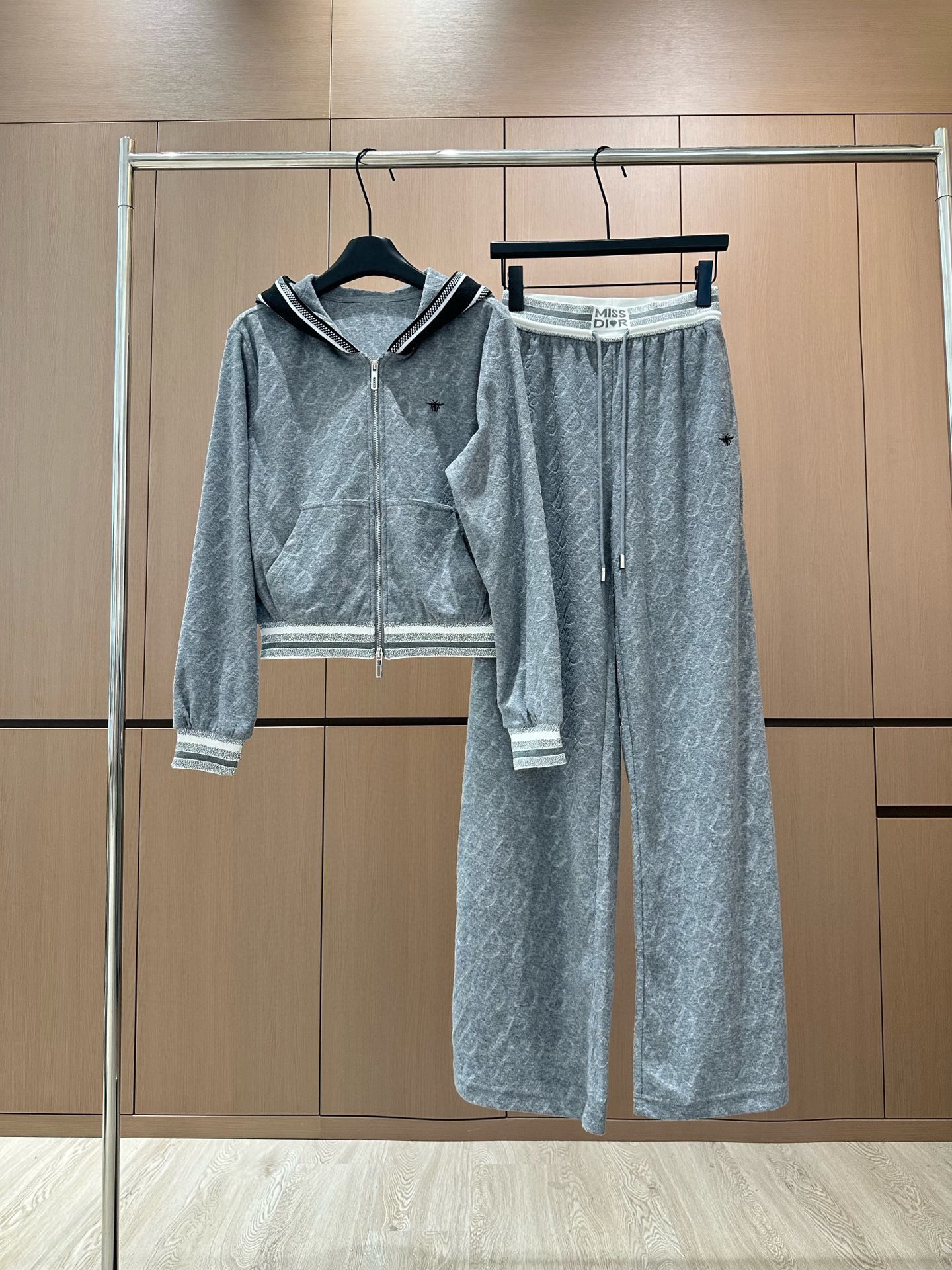 🛒𝐍𝐄𝐖 · 𝟐𝟎𝟐5/爆款现货设计师 原创｜撞色拼接休闲套装带帽拉链休闲外套，搭配织带休闲裤，定制面料