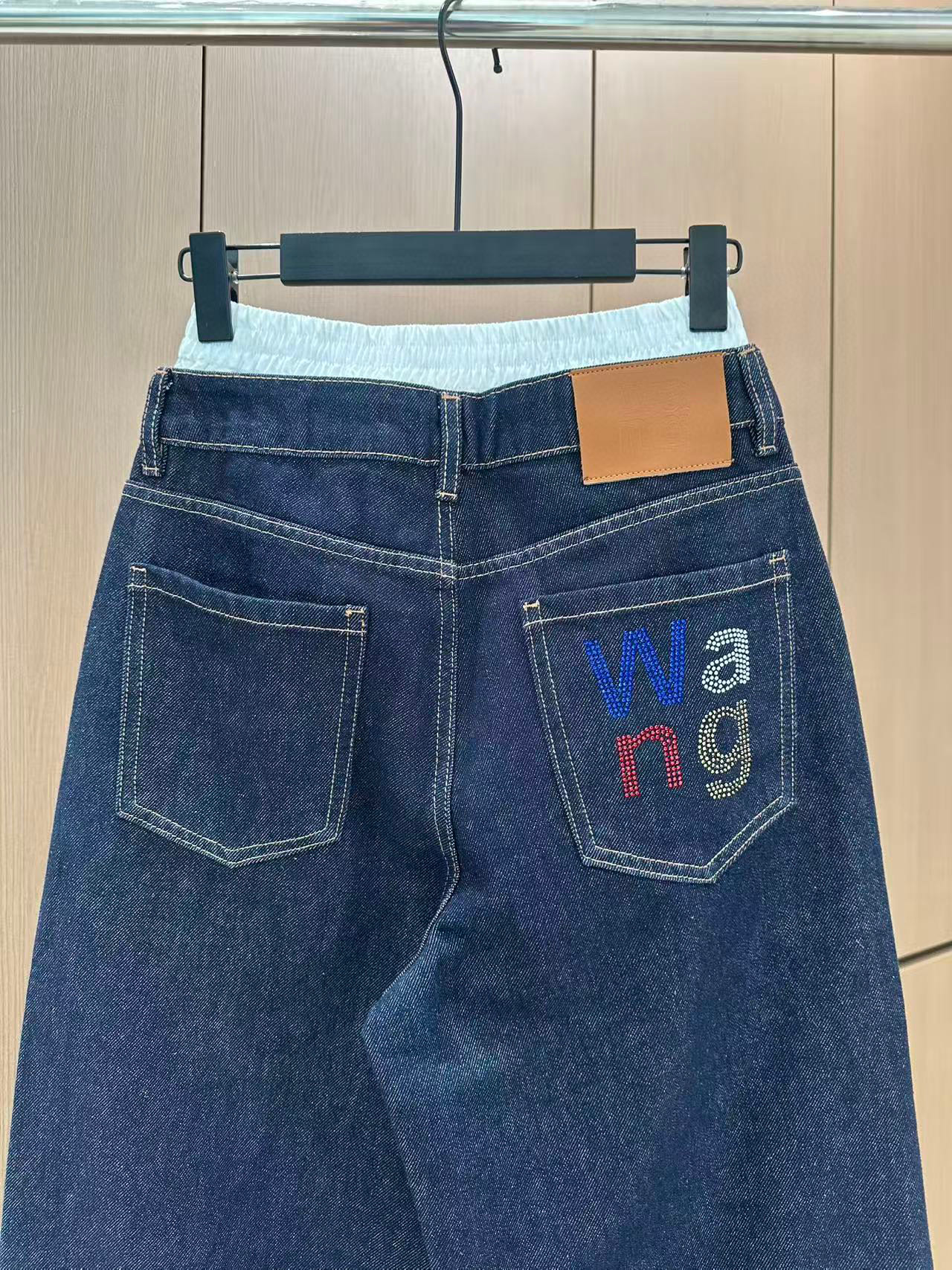 🛒𝐍𝐄𝐖 · 𝟐𝟎𝟐5/爆款现货设计师 原创｜女神同款镰刀牛仔裤 这款牛仔裤选用优质面料，工艺渐变色洗水