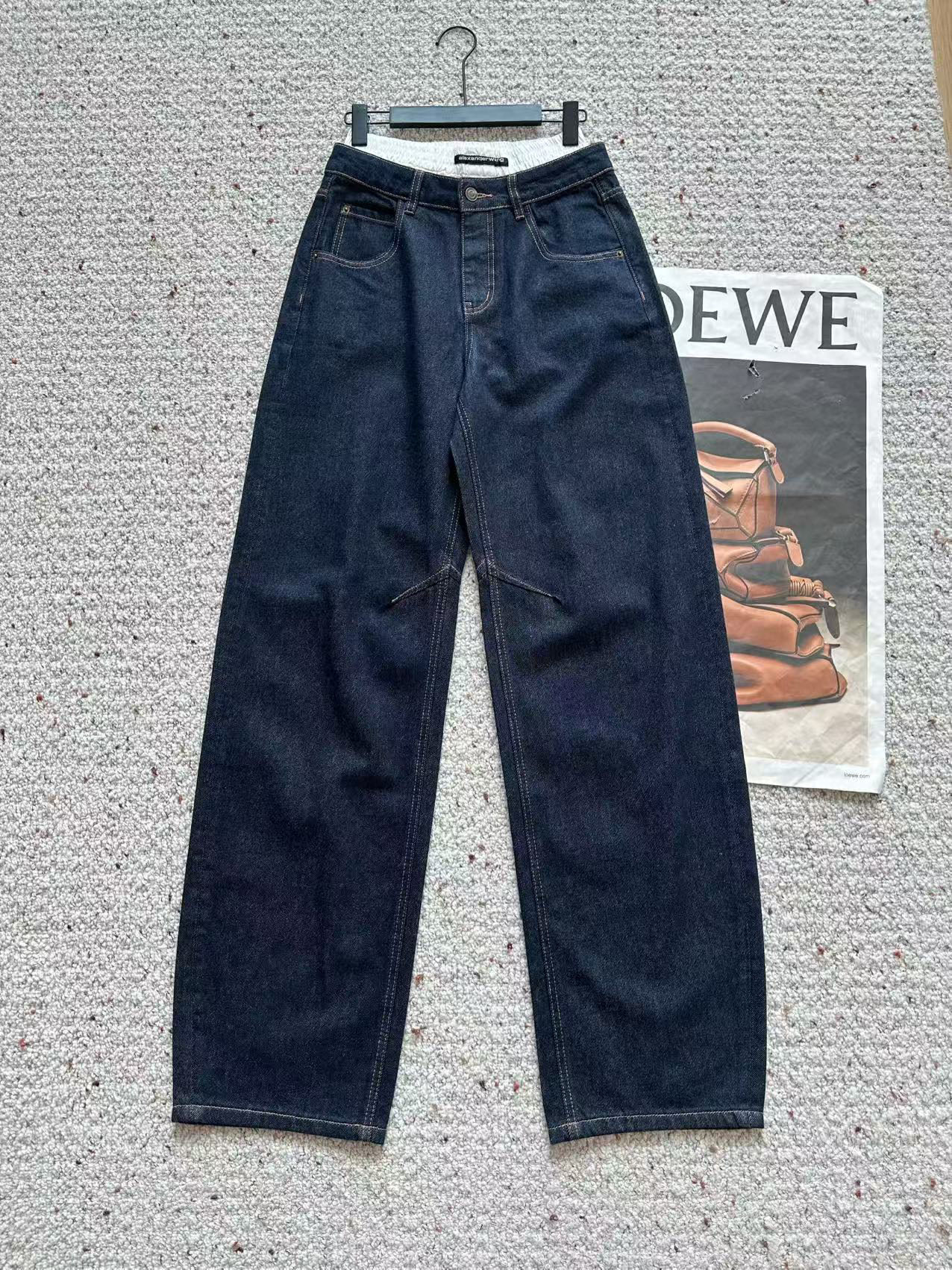 🛒𝐍𝐄𝐖 · 𝟐𝟎𝟐5/爆款现货设计师 原创｜女神同款镰刀牛仔裤 这款牛仔裤选用优质面料，工艺渐变色洗水