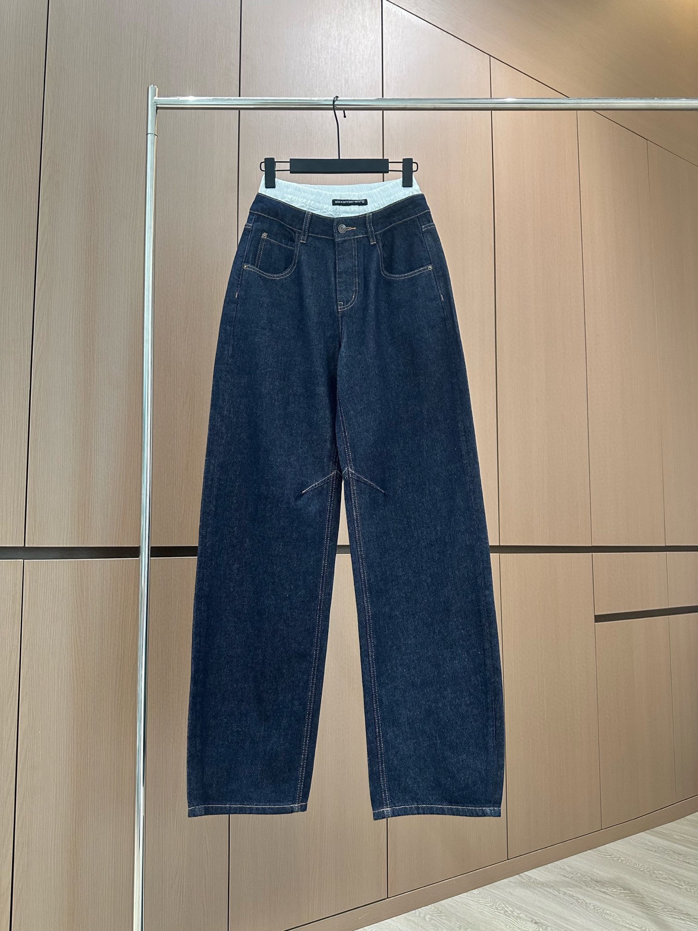 🛒𝐍𝐄𝐖 · 𝟐𝟎𝟐5/爆款现货设计师 原创｜女神同款镰刀牛仔裤 这款牛仔裤选用优质面料，工艺渐变色洗水